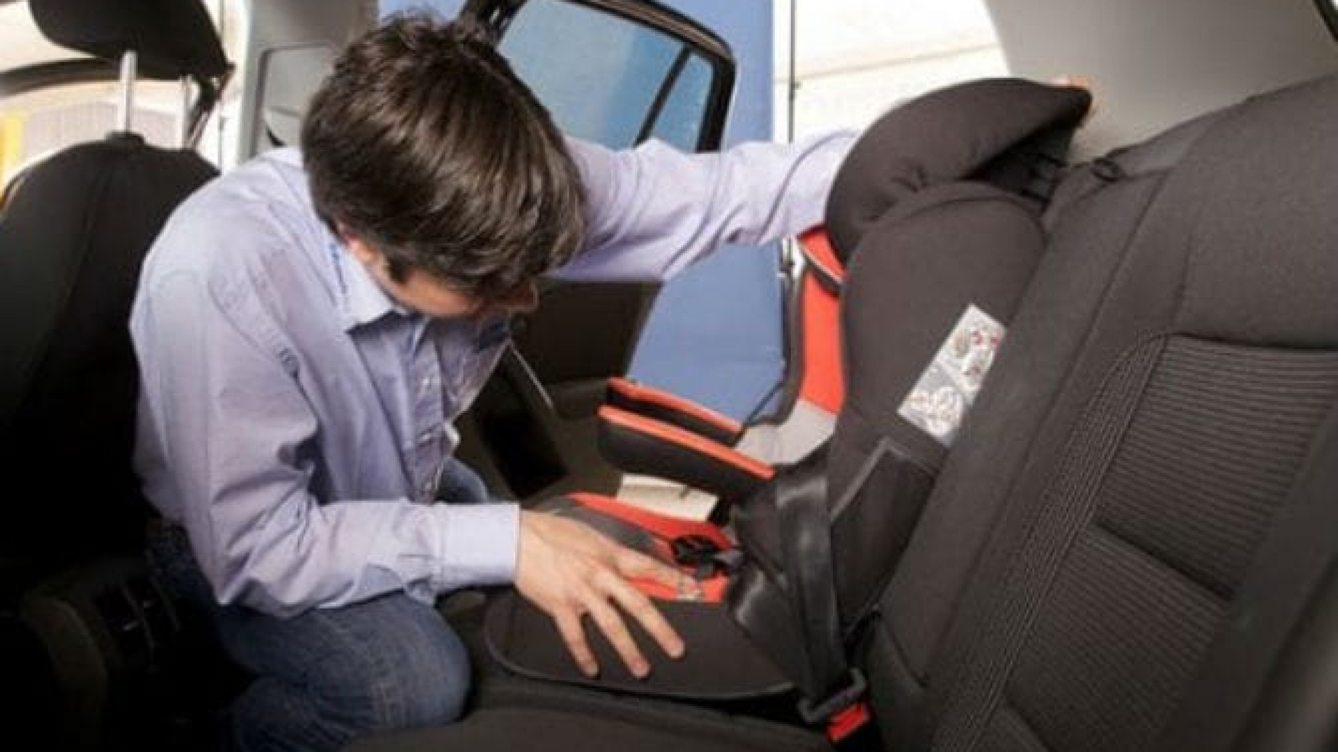 Firma del ministro De Micheli: i seggiolini anti-abbandono in auto diventano obbligatori