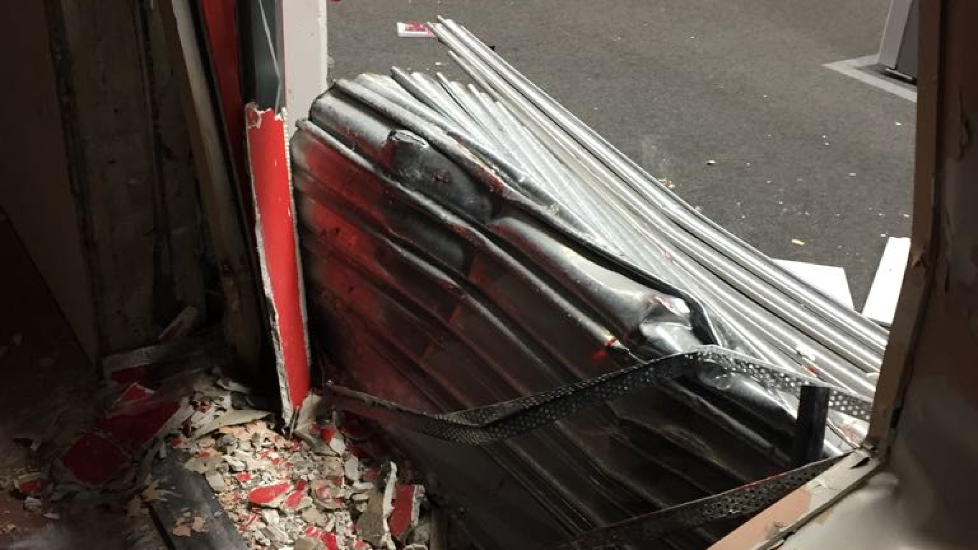 Sfondano la vetrina con un'auto e irrompono alla MediaWorld: rubati diversi cellulari