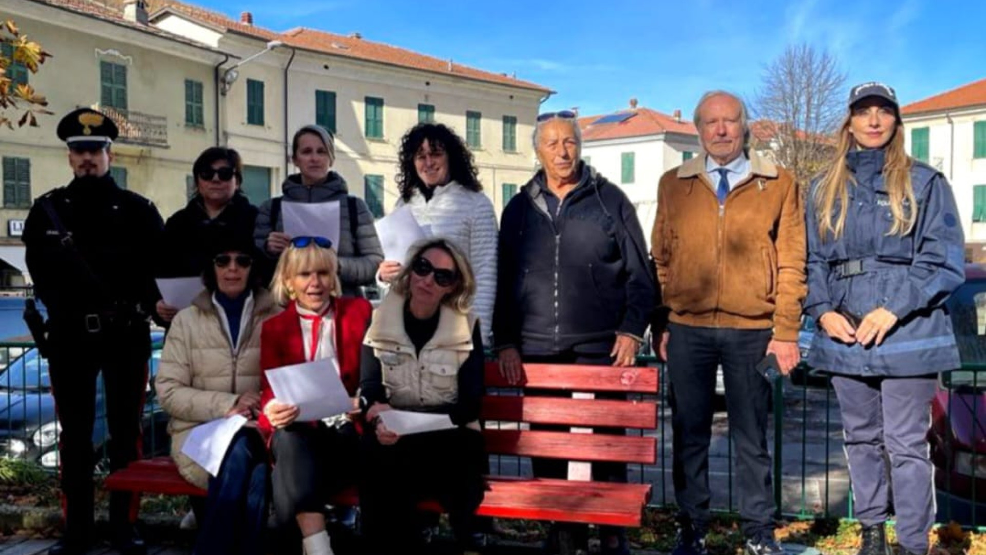 Scarpe rosse lasciate sulla panchina dalle donne a Ottone. Poesie e commozione