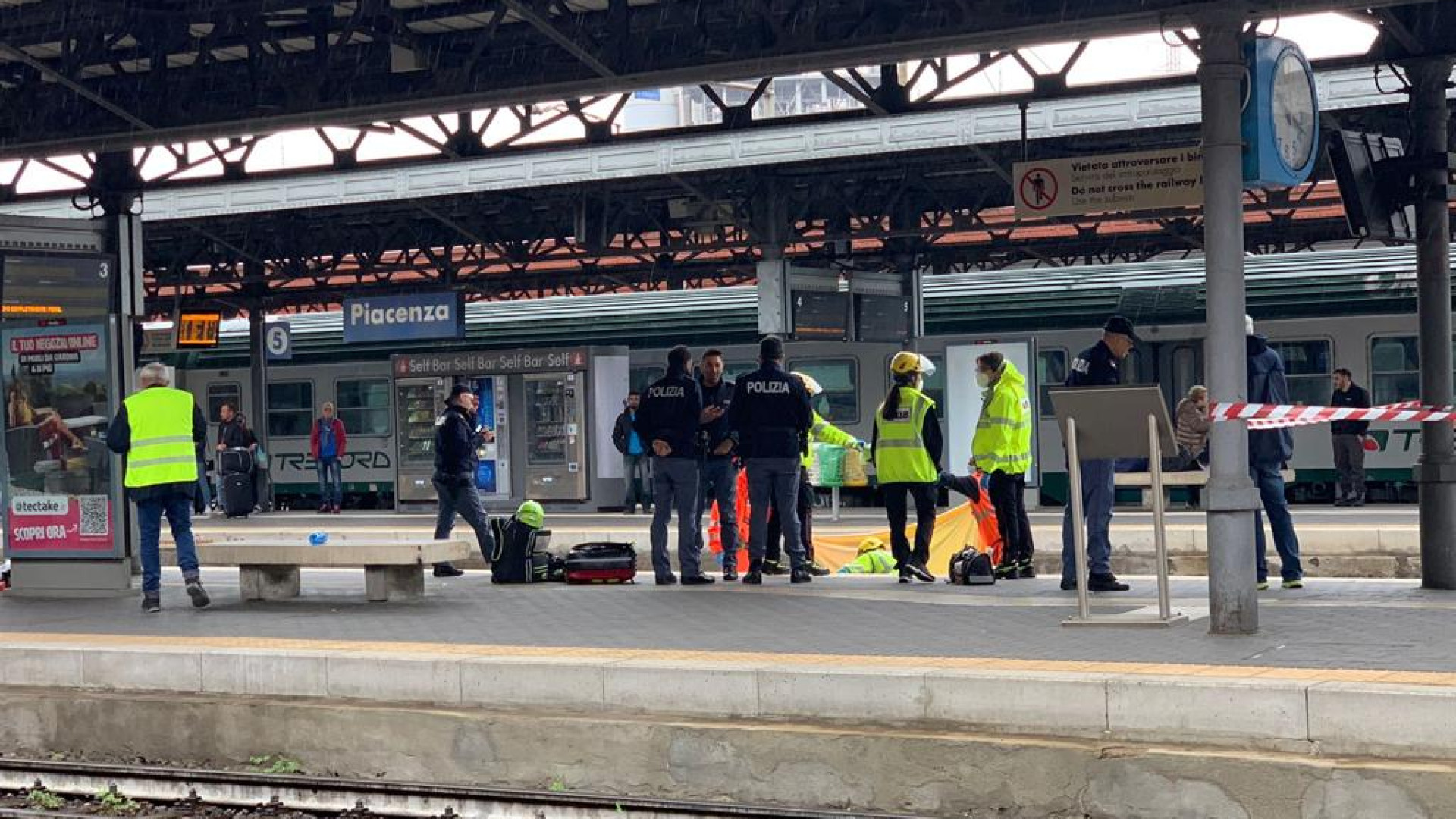 Tragedia in stazione, giovane travolto dal treno. Disagi al traffico ferroviario