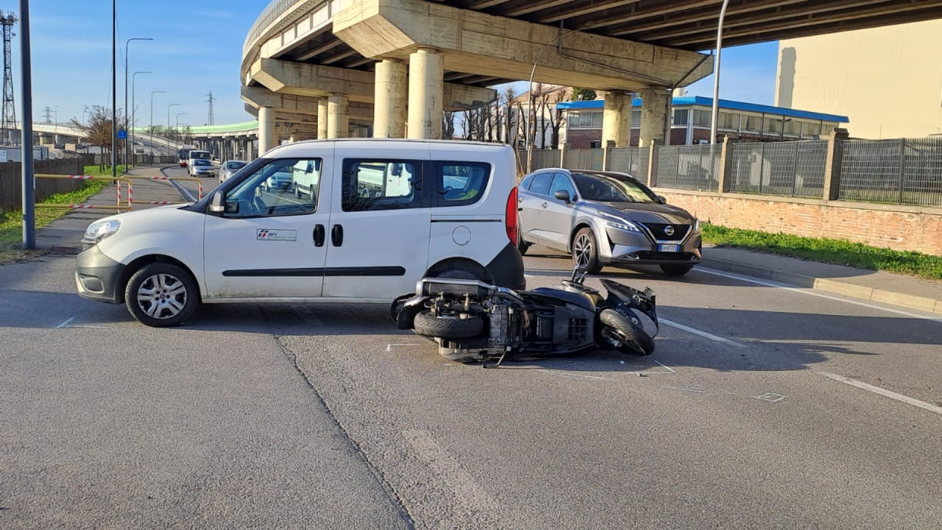 Incidente tra auto e scooter in via Diete di Roncaglia, centauro ferito