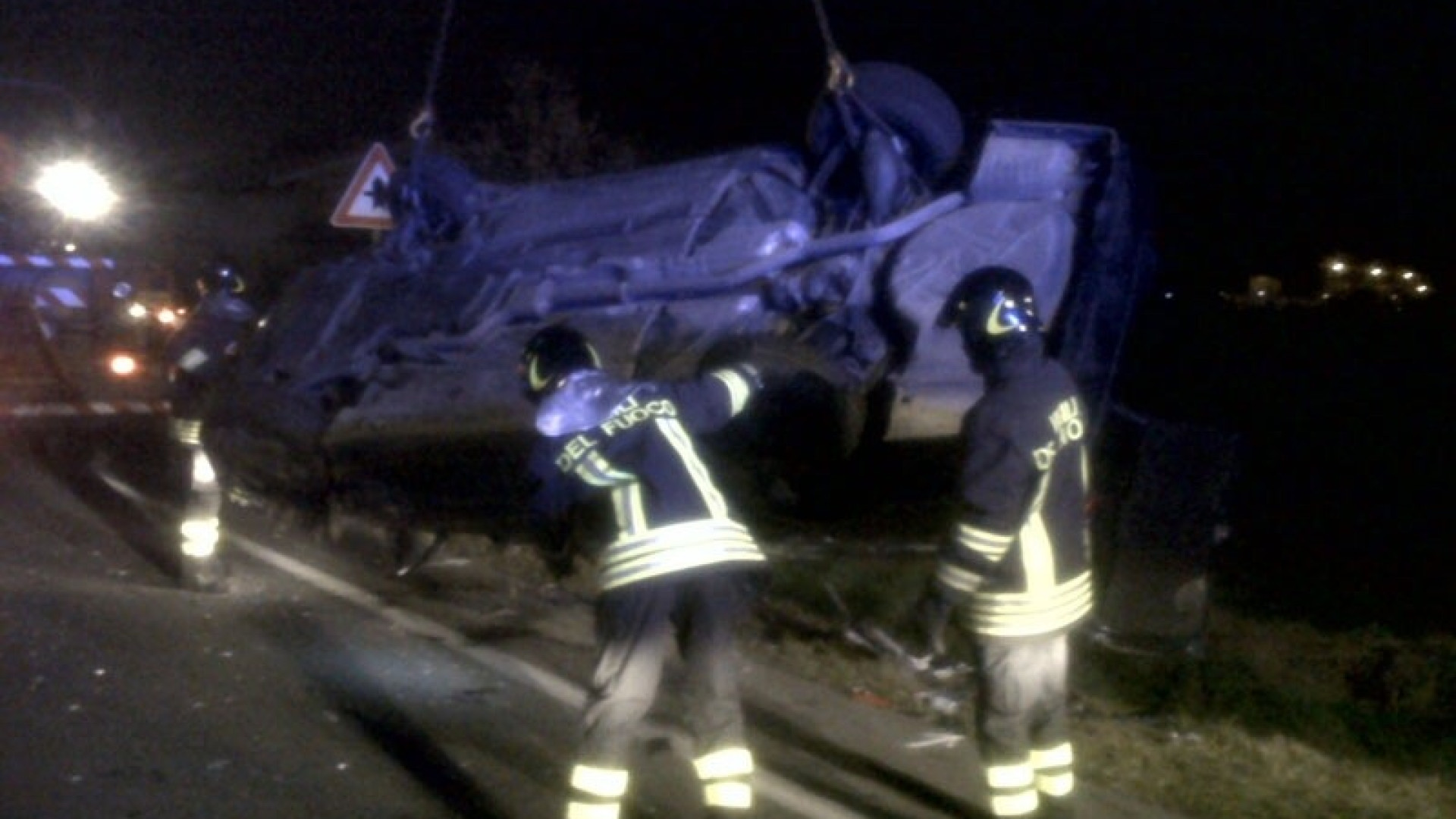 Impenna con il fuoristrada e si ribalta: spettacolare incidente a Bettola
