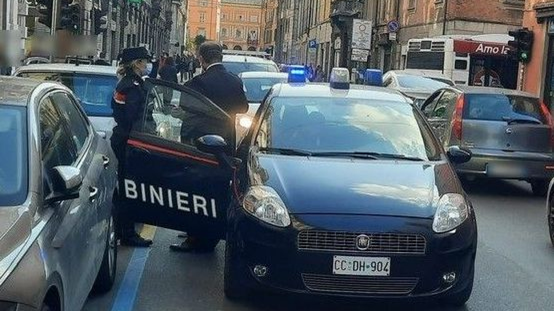 Esce dal negozio con profumi non pagati ma trova i carabinieri: arrestata