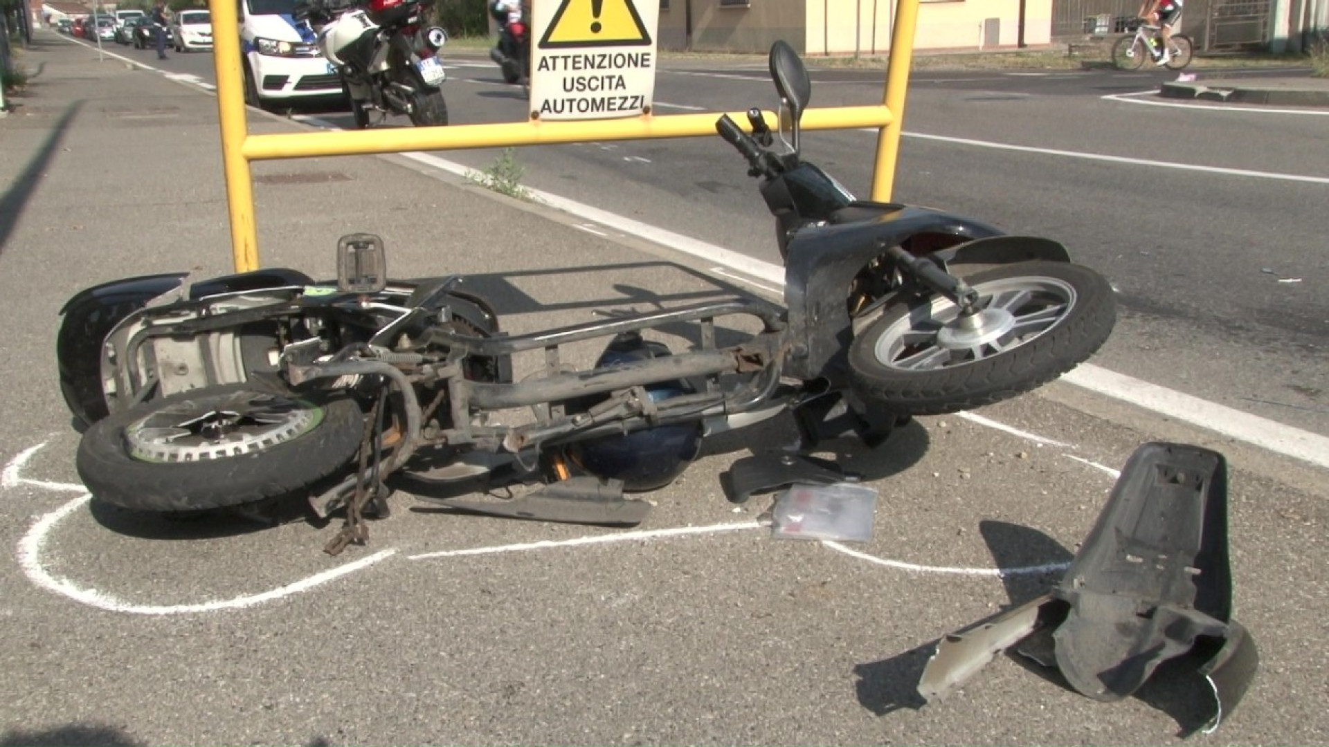 Schianto all'alba tra una moto e uno scooter in via Arda, feriti i conducenti