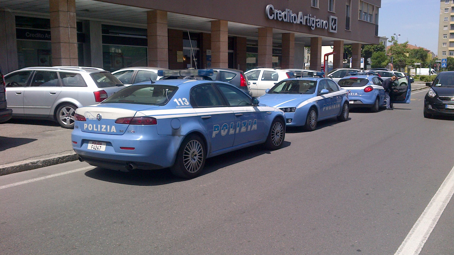 Armati di pistola assaltano l'assicurazione Carige