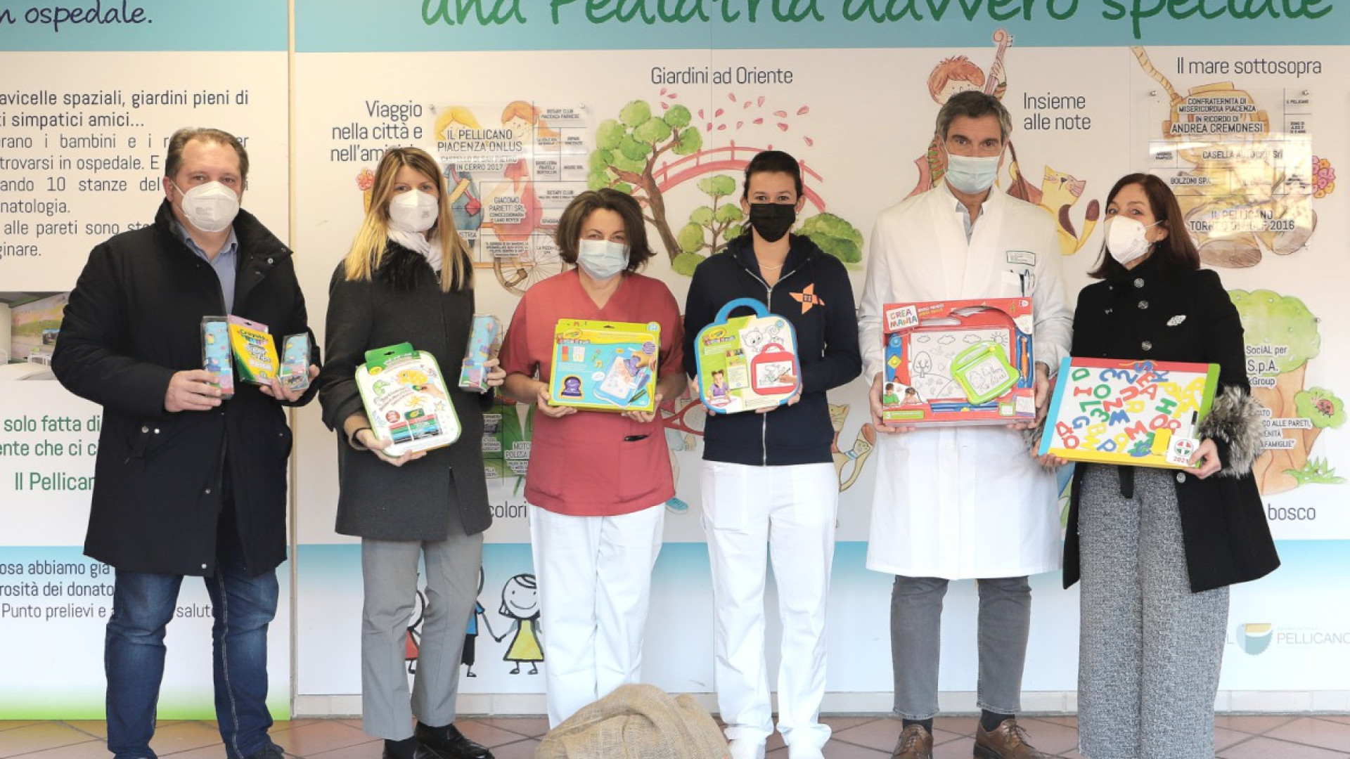 Pastelli, pennarelli, gessetti: dagli informatori scientifici una Santa Lucia per Pediatria