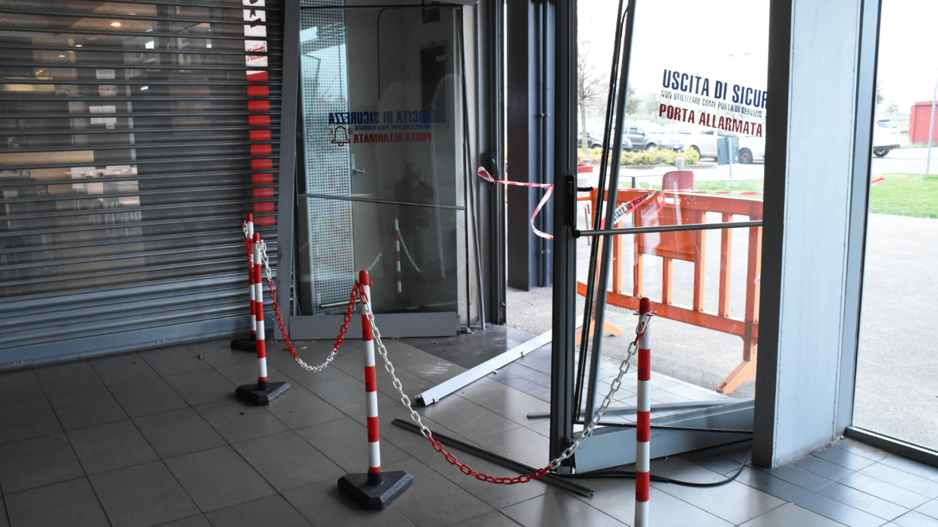 Colpo al centro commerciale: auto ariete sfonda la vetrata