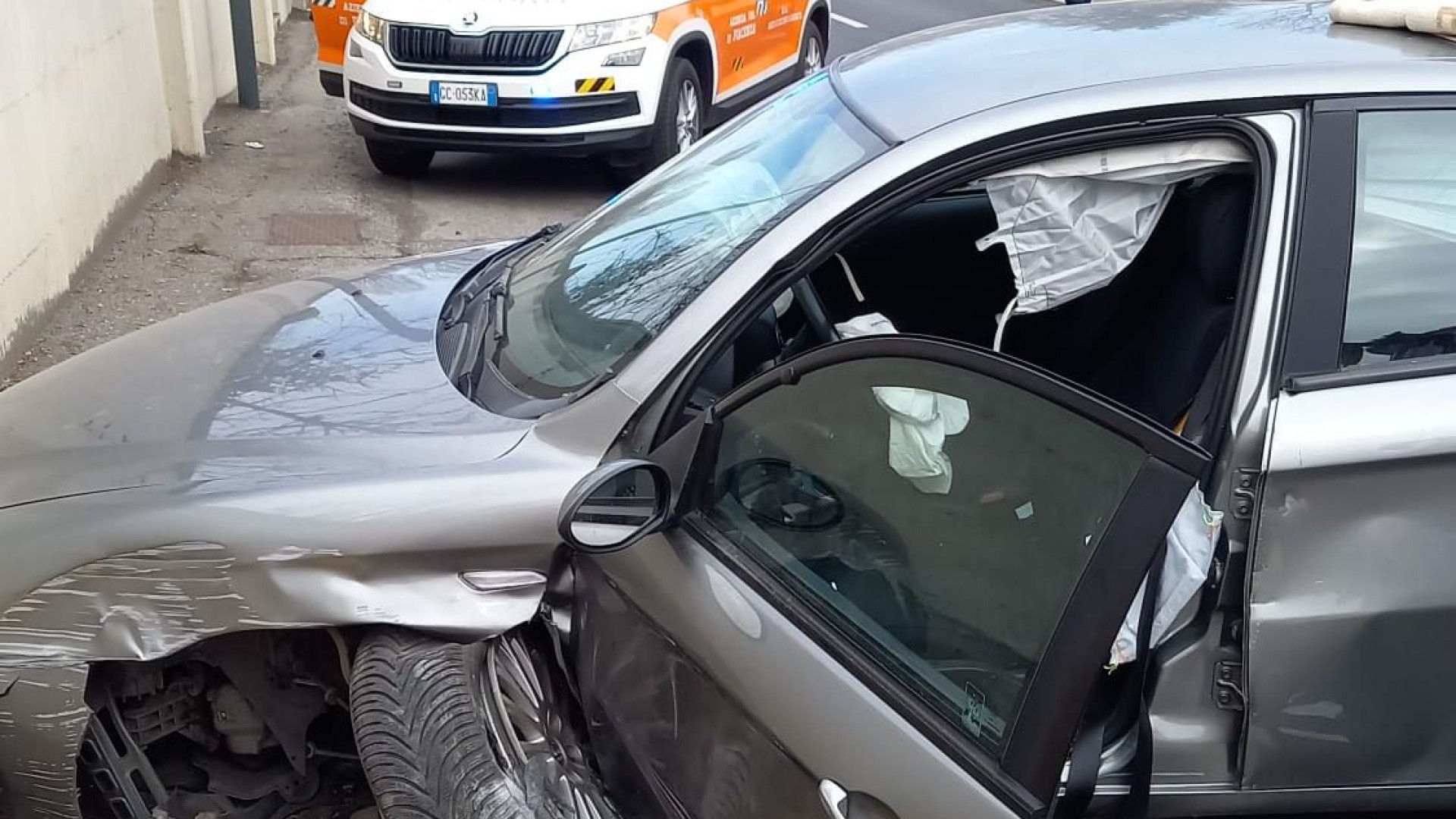 Podenzano, auto contro un muro. Conducente all'ospedale in ambulanza