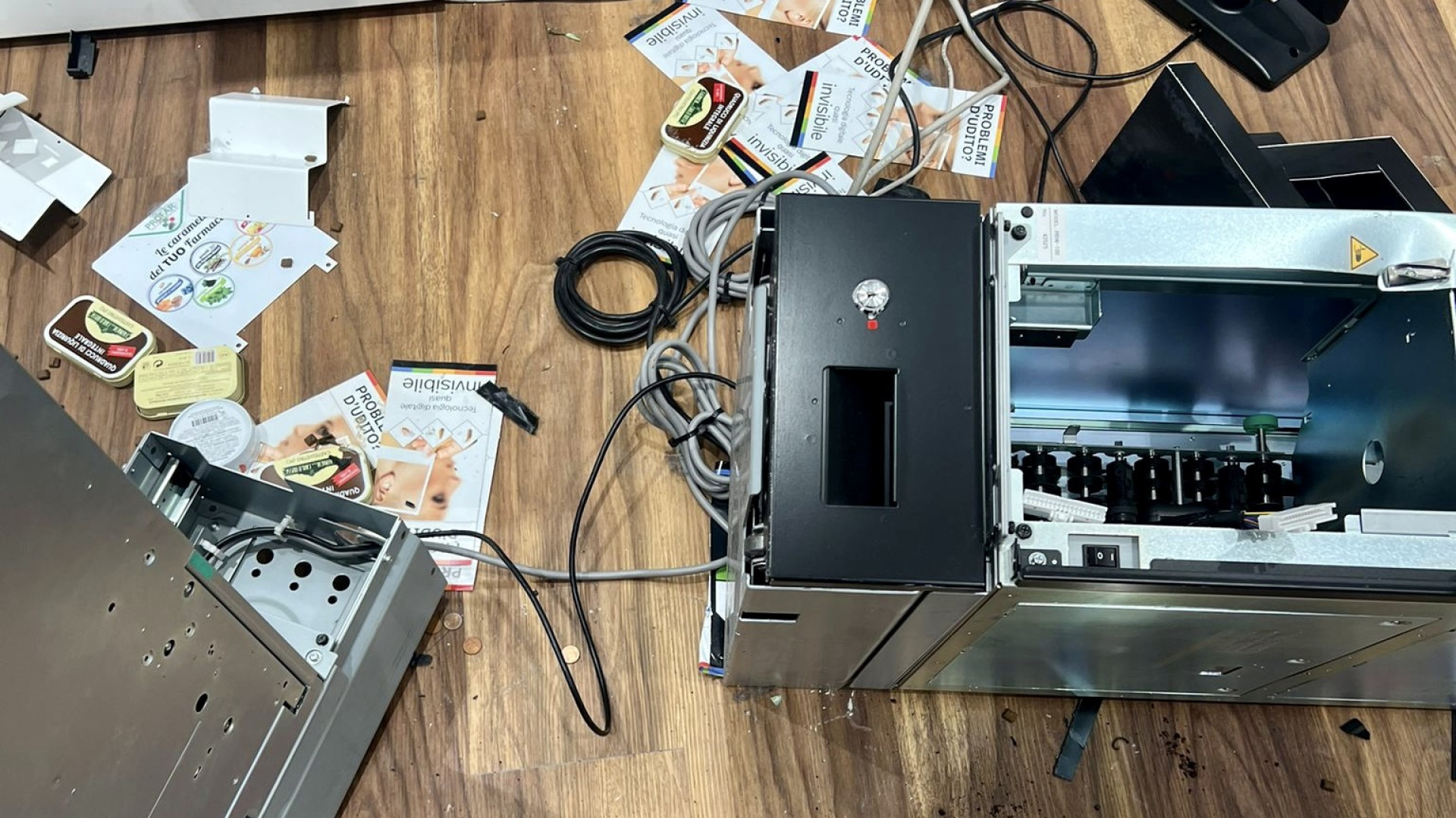 Colpo a Castelvetro: con le mazze devastano la farmacia. Nel bottino tremila euro