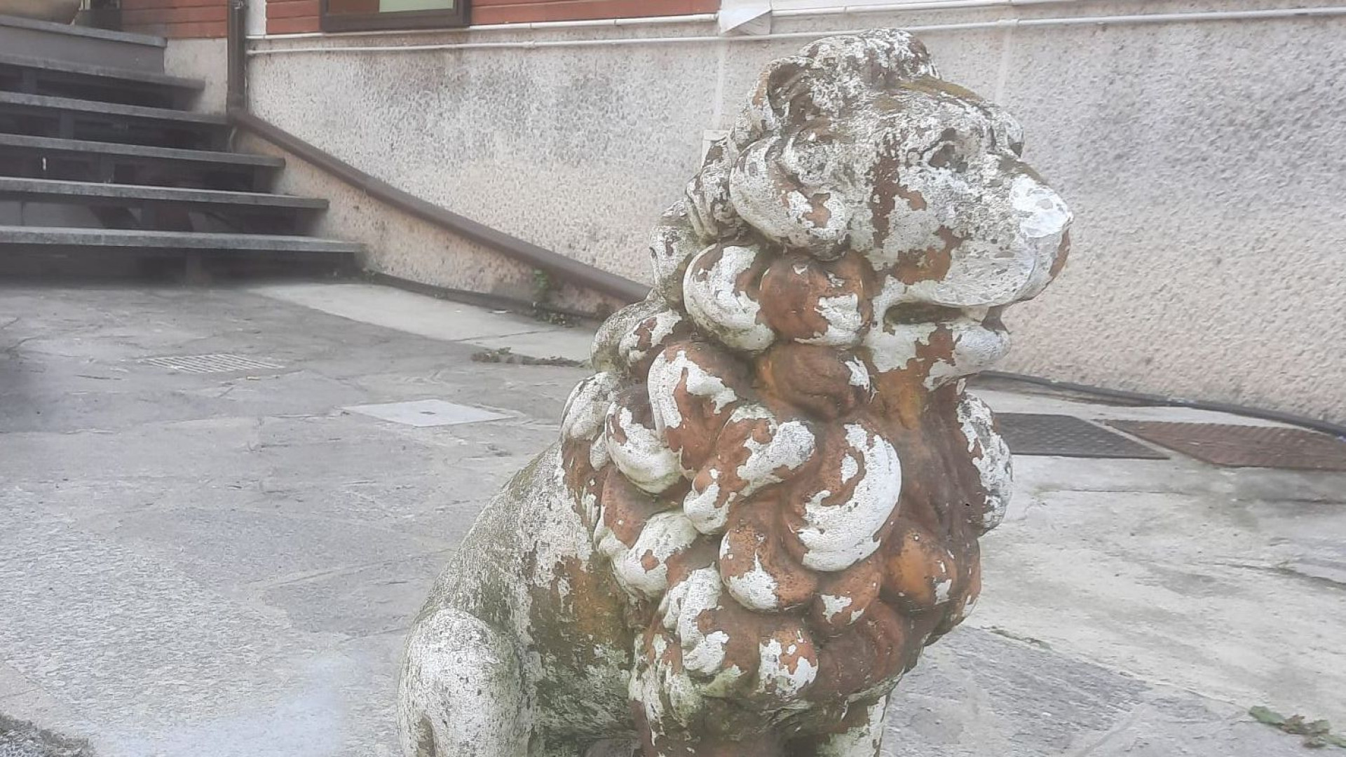 Zuffa in via Manfredi. Un testimone: "Con un leone di pietra colpiva l'avversario"