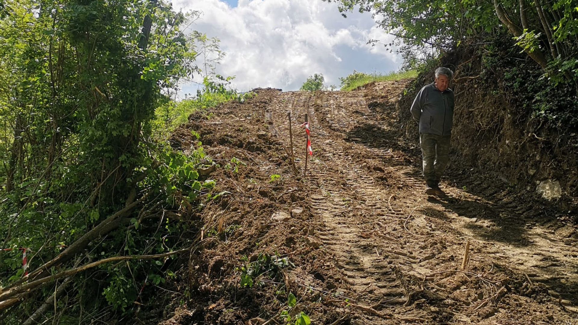 La frana spezza la strada a Osera, trenta cavalli isolati. "Situazione drammatica"