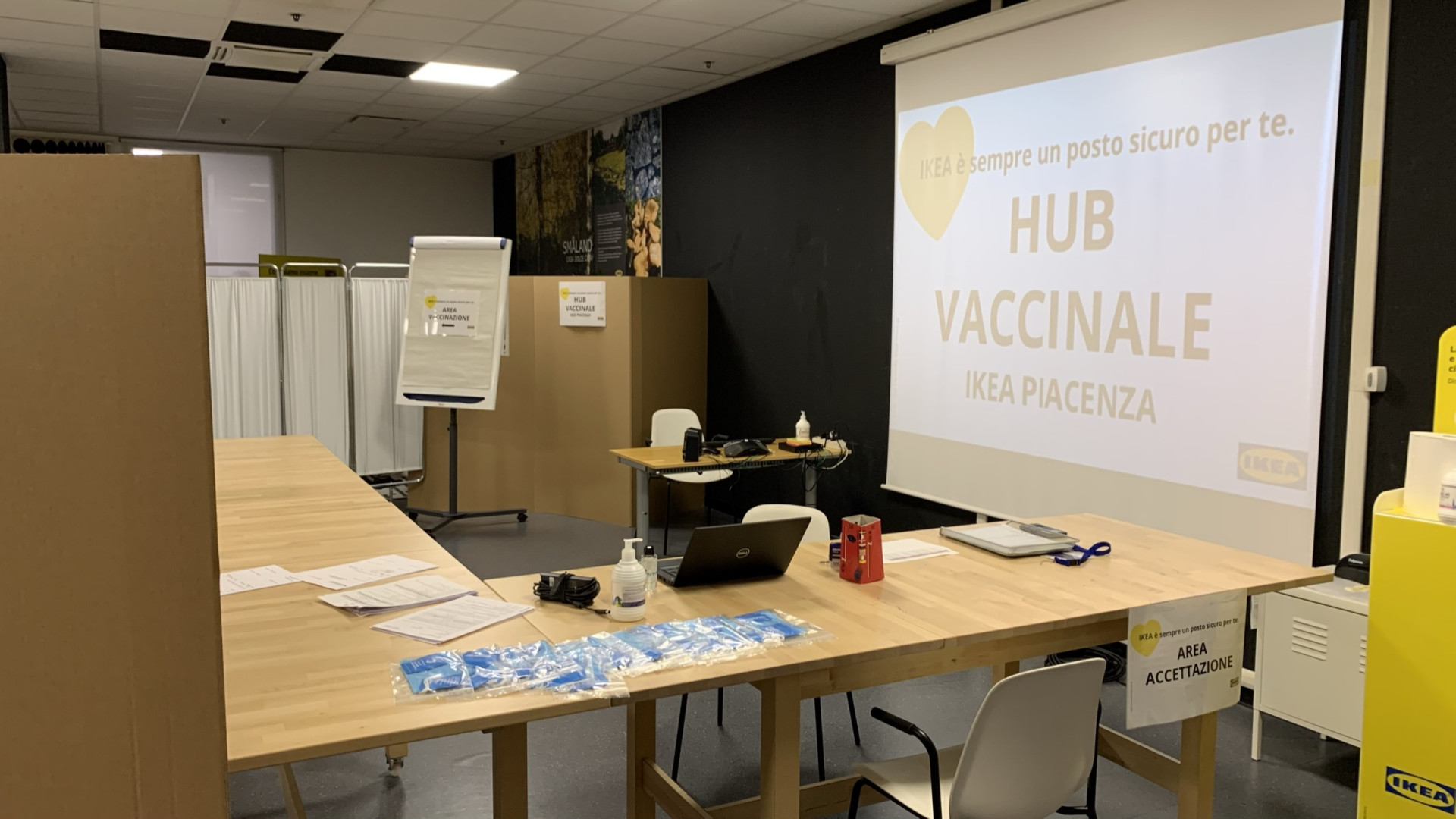 Oggi hub vaccinale all'Ikea per i dipendenti e il personale San Martino, 30 prenotazioni