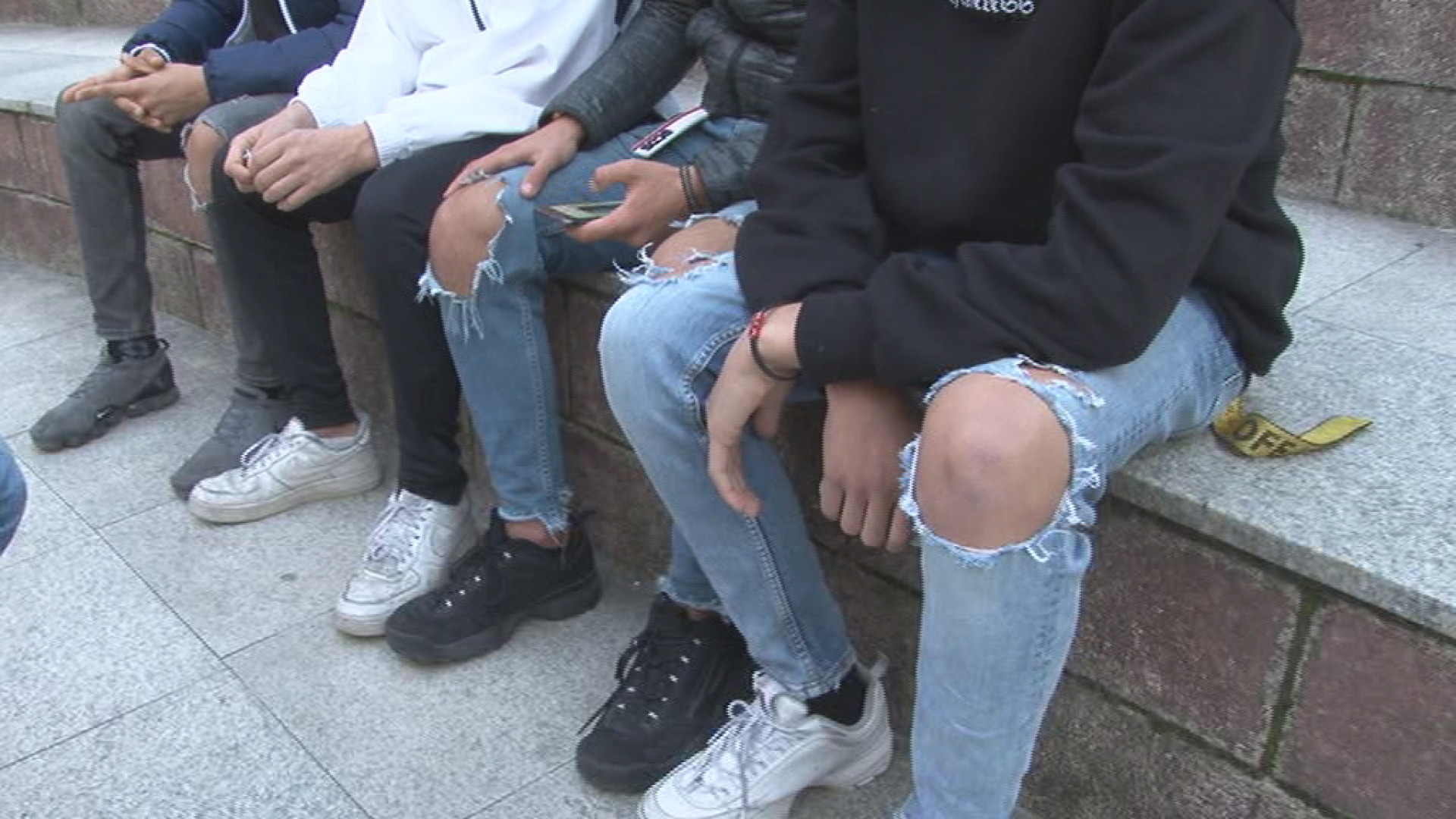 I ragazzi che filmano gli scontri: "Non sappiamo chi si picchia, andiamo per ingannare la noia"