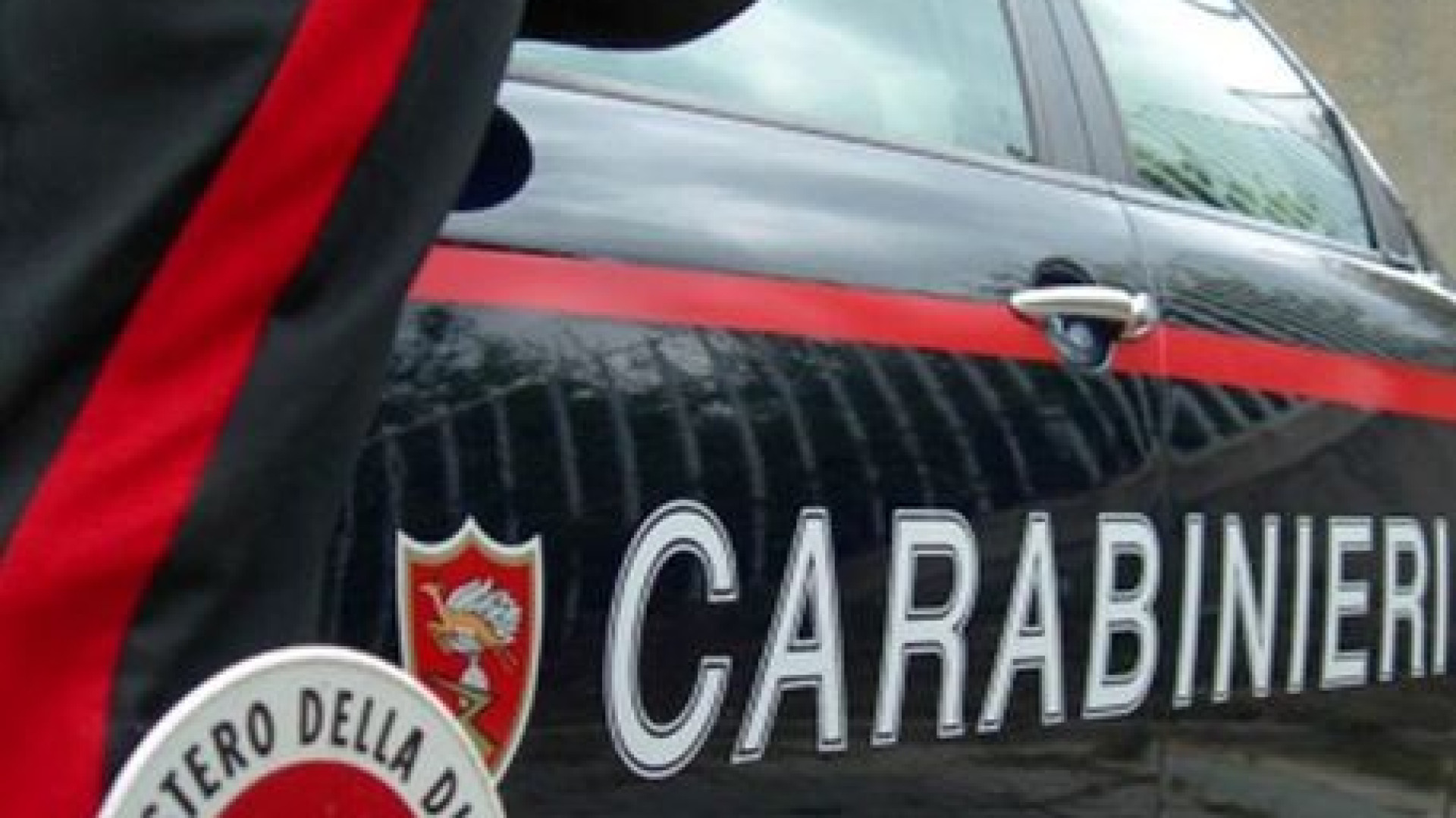 Violenza al Peep: un carabiniere e un agente di polizia feriti