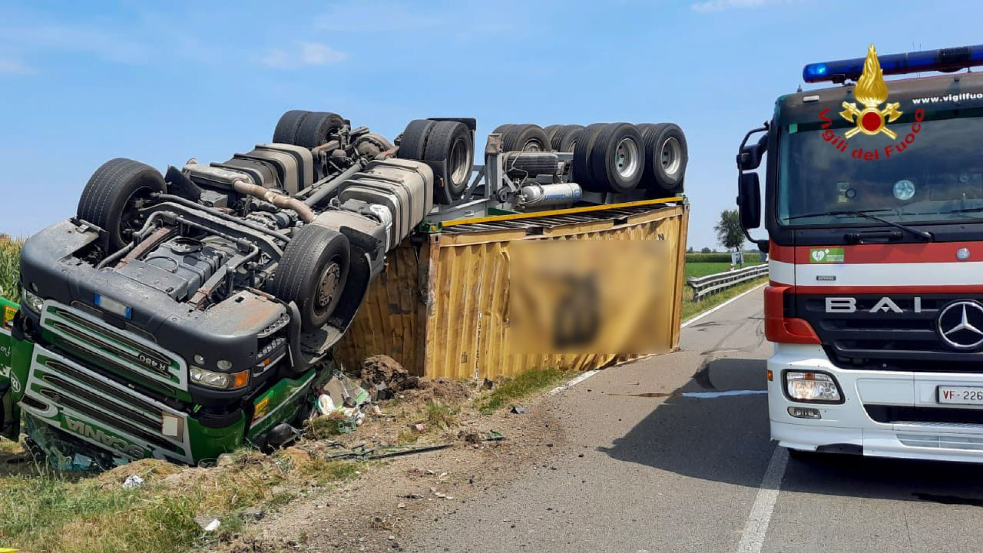 Camion si ribalta lungo la Provinciale per Cortemaggiore: autista ferito