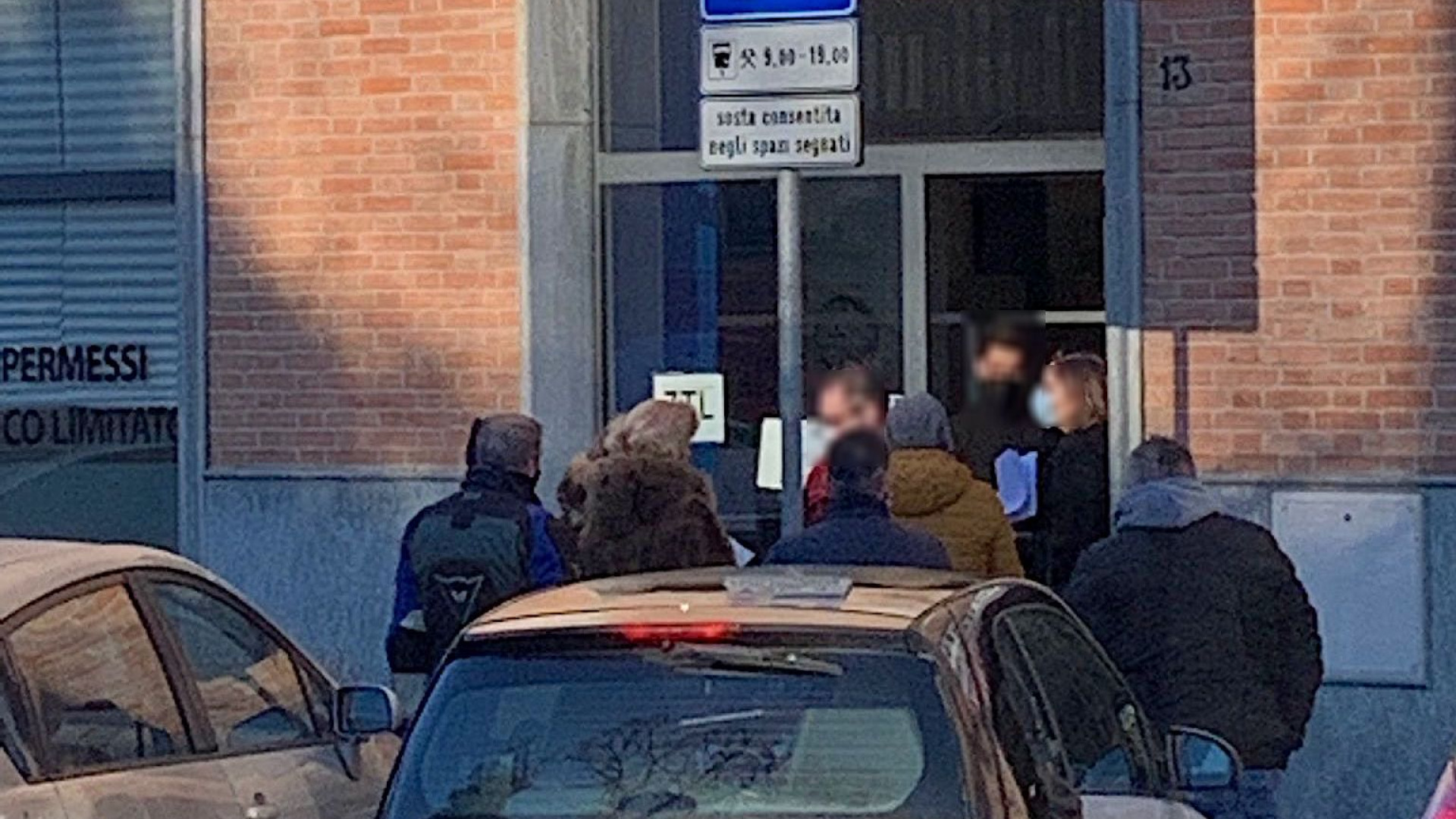 "Code e assembramenti fuori dall'ufficio Ztl". La replica del gestore