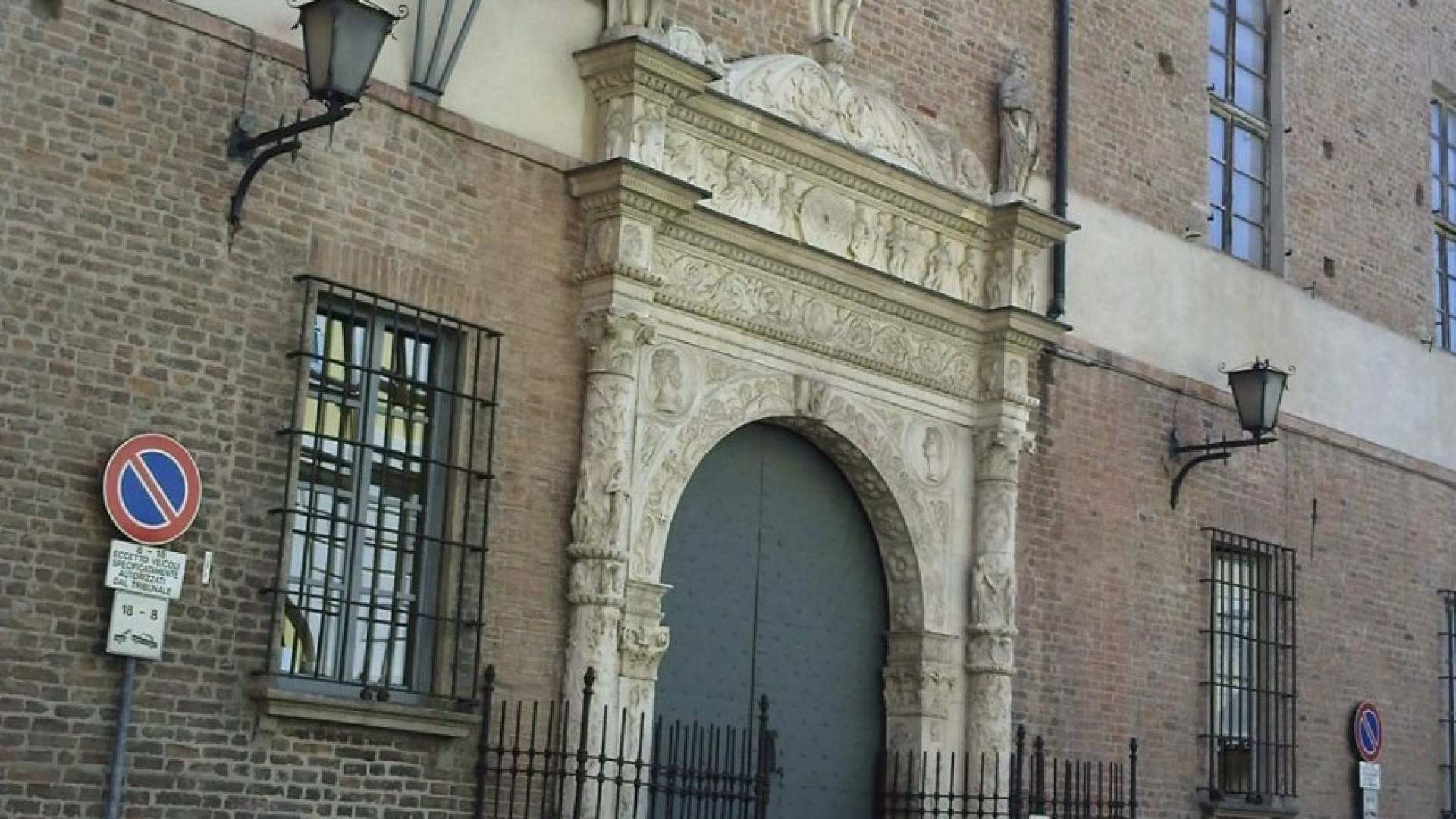 Perseguita la collega: "Diventerai mia moglie", poi dà in escandescenze in aula