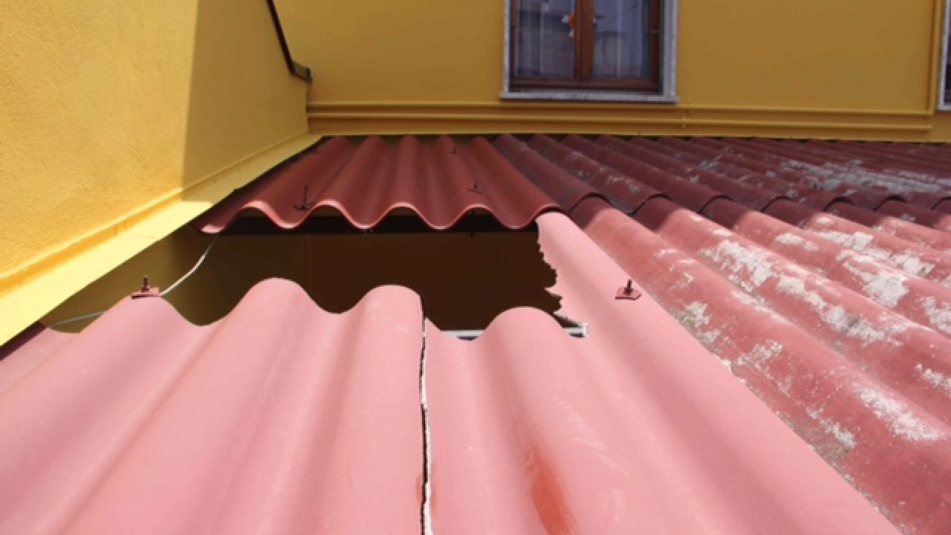 Pieve Dugliara: precipita dal tetto del porticato. Trasportato a Parma