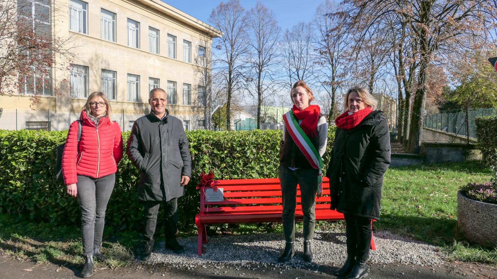 A Borgonovo una panchina rossa ricorda Damia, uccisa dal marito