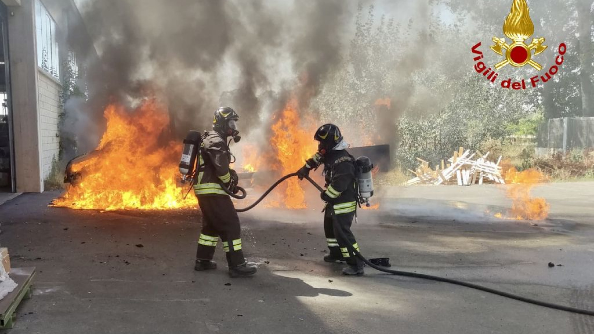 Furgone in fiamme all'esterno di una ditta: rogo domato dai vigili del fuoco