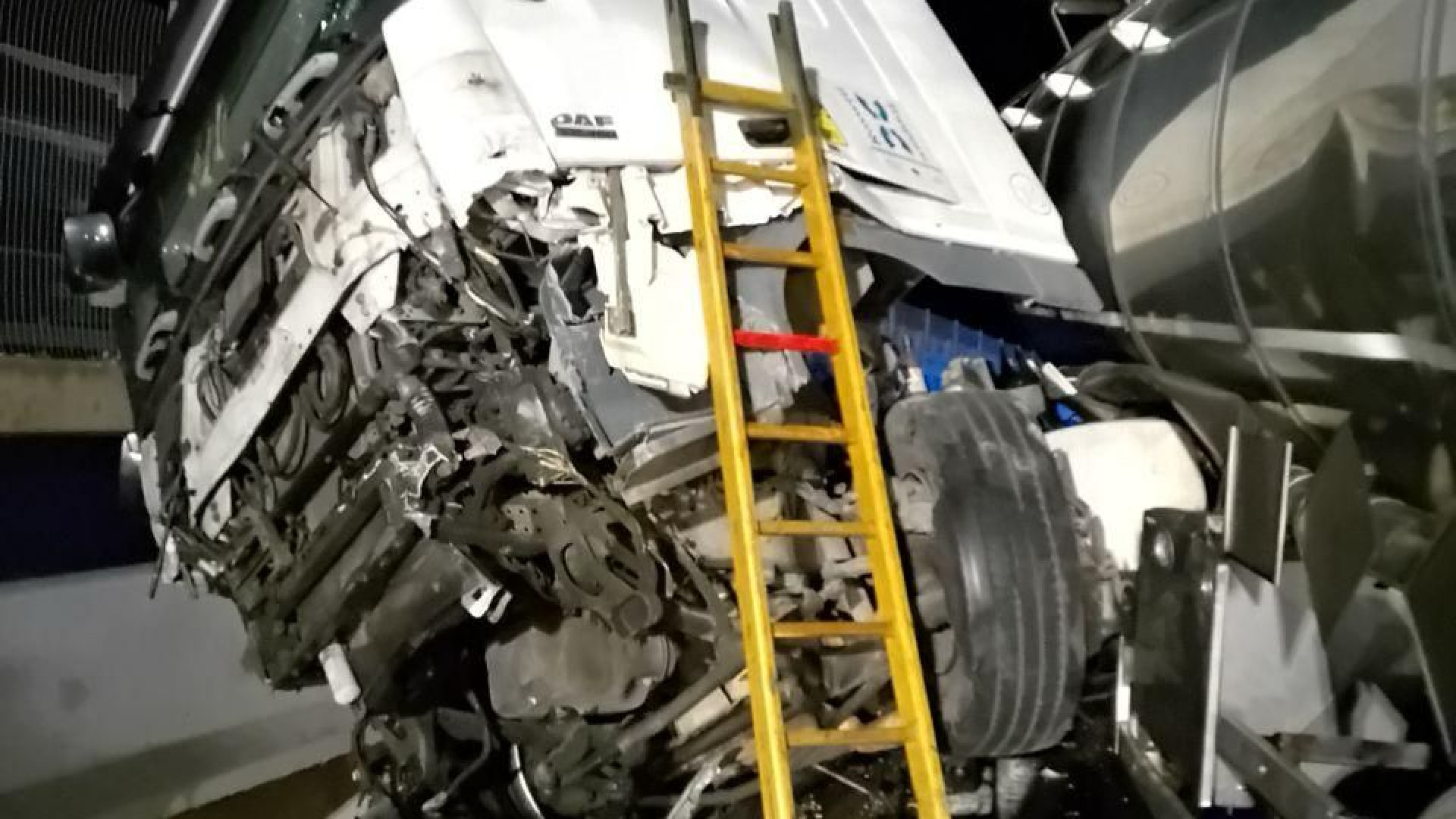 Camion si schianta contro il guardrail nel Parmense: muore un 59enne di Piacenza