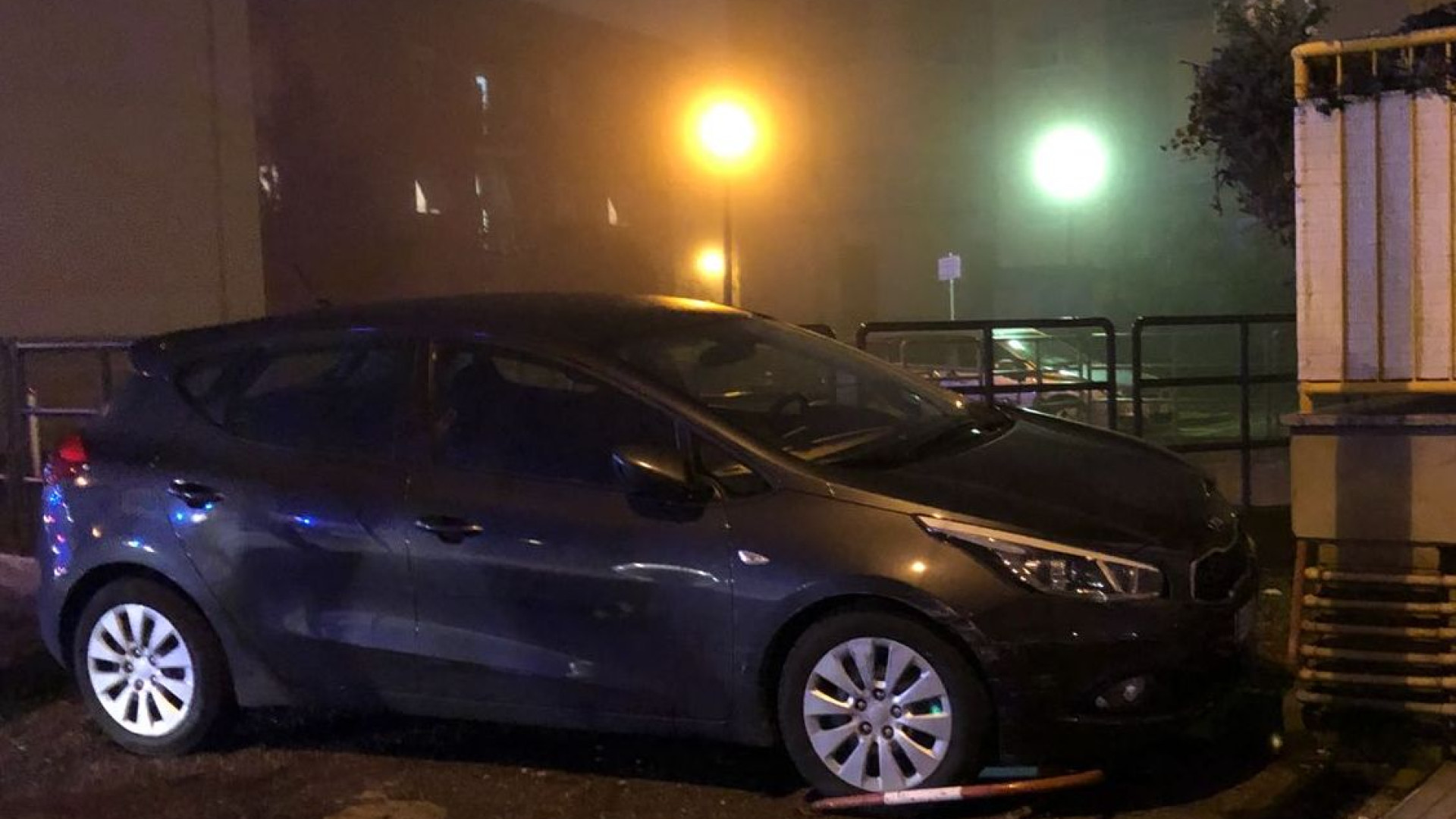 Frontale, auto finisce contro un palazzo in via Boselli. Un ferito