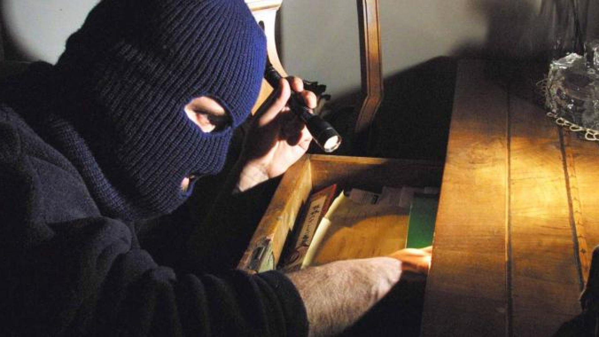 Nastro adesivo nero sullo spioncino della vicina, casa svaligiata