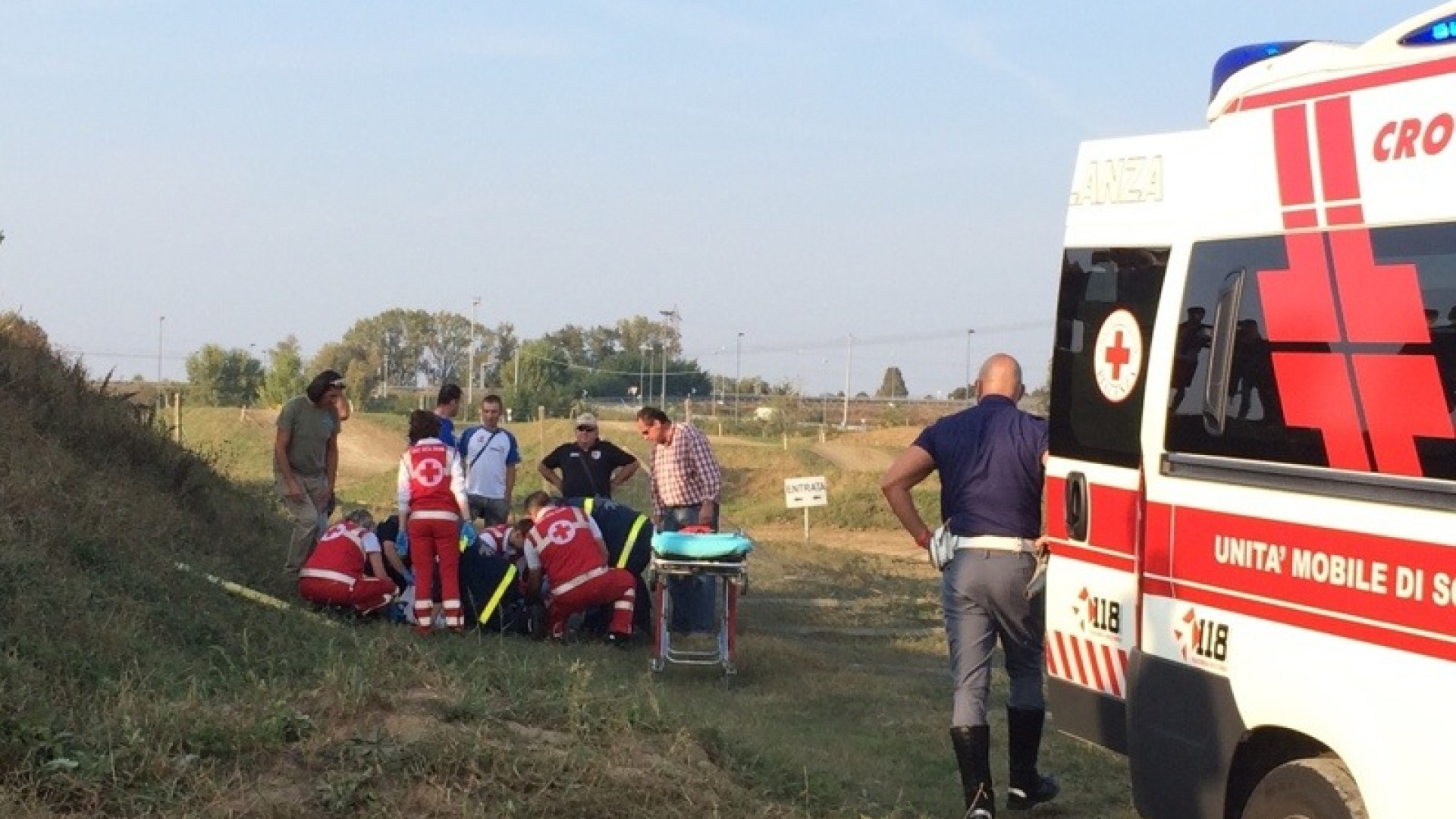 Brutta caduta alla pista per il motocross: centauro ferito in modo serio