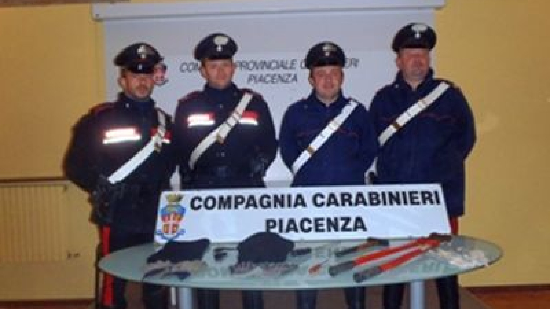 Sull'auto rubata con passamontagna e attrezzi da scasso, arrestati
