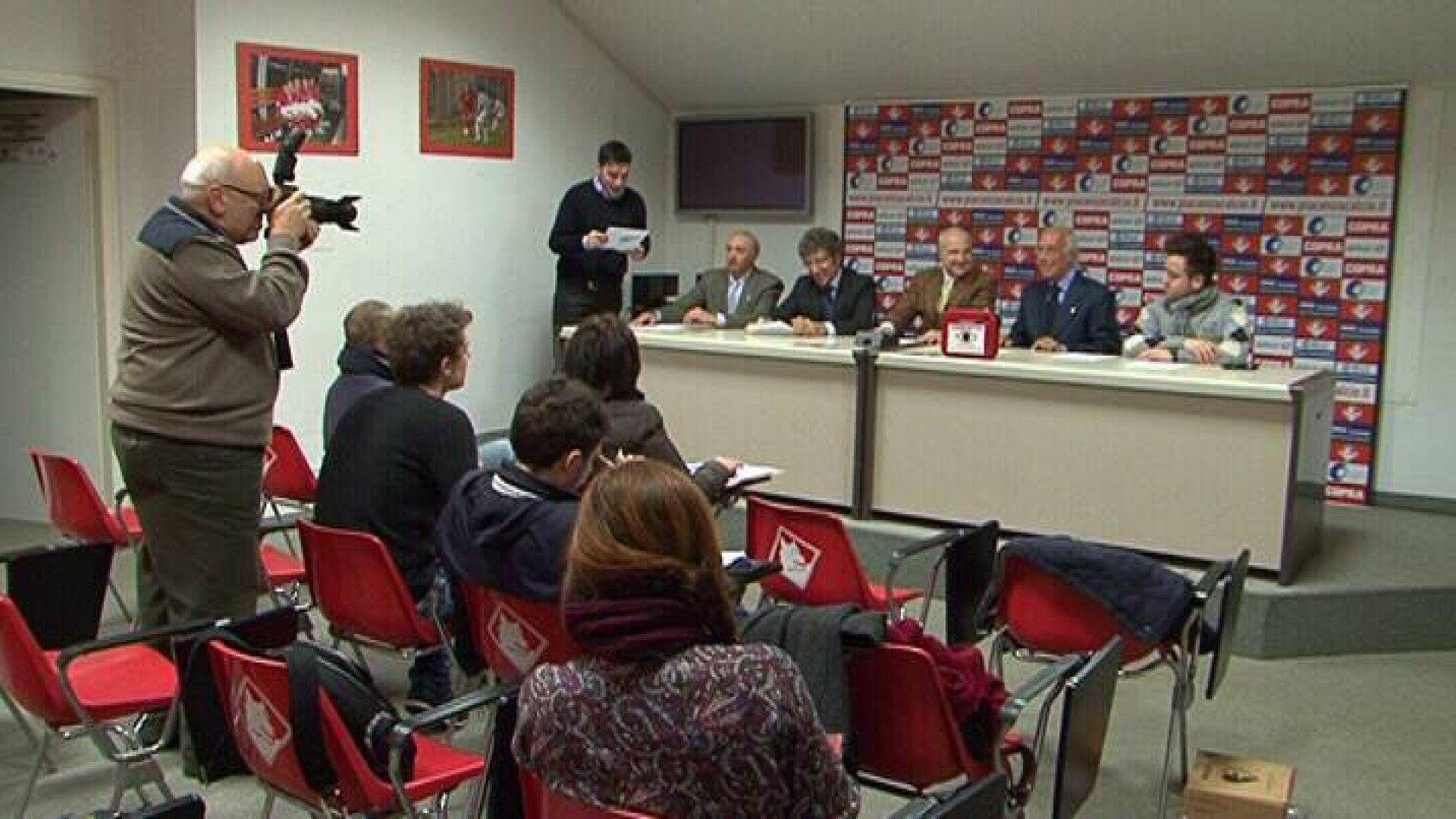 Un defibrillatore al Garilli, donazione alla Lupa