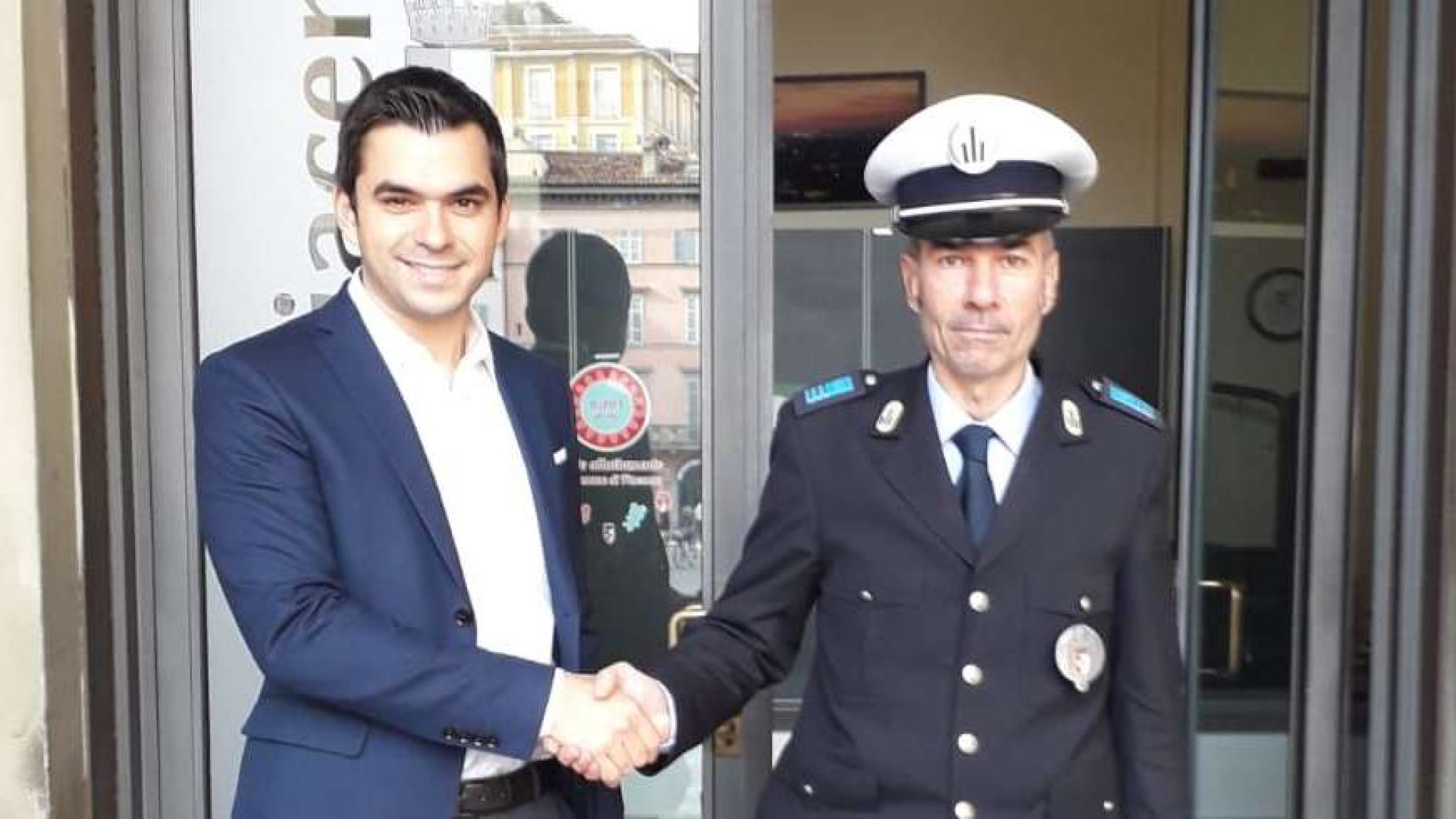 Tenta di rubare una bicicletta a pochi metri da un vigile: denunciato