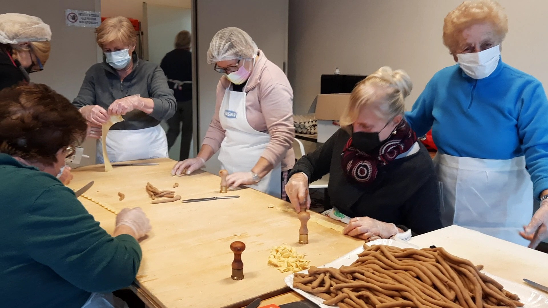 Anolini per beneficenza: a Podenzano un gruppo di "nonne" dal cuore d'oro