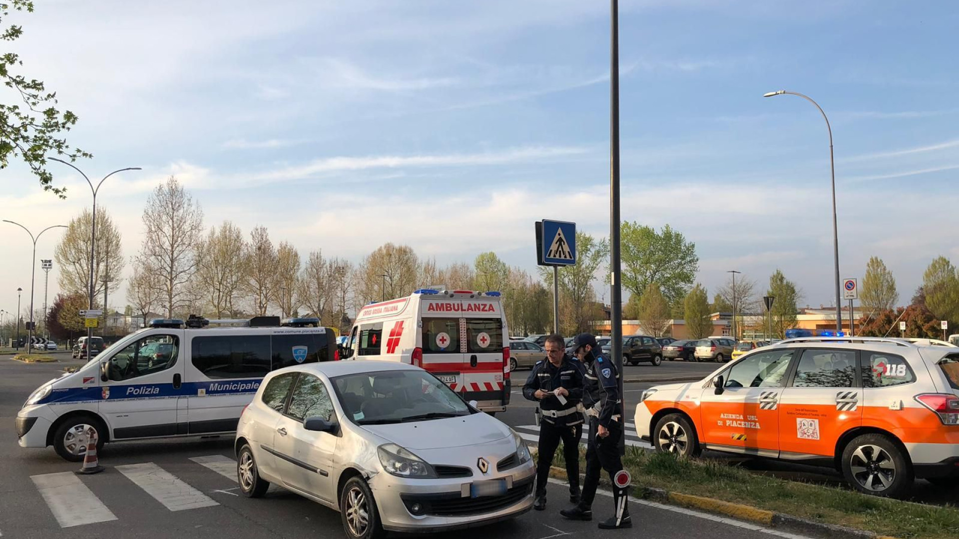 Ottantenne alla guida investe settantenne sulle strisce pedonali
