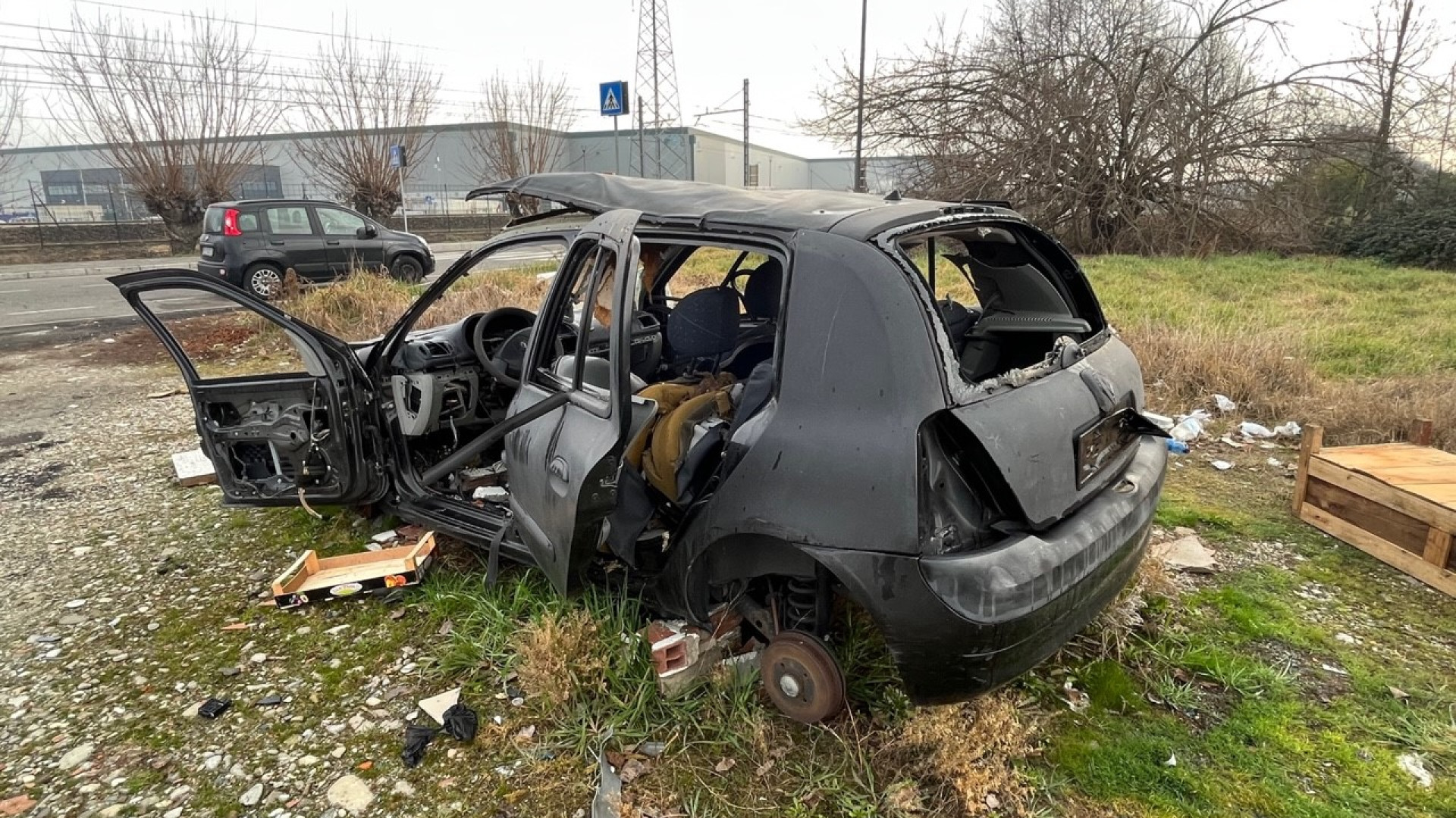 Auto abbandonata da due anni a bordo strada diventa una discarica a cielo aperto