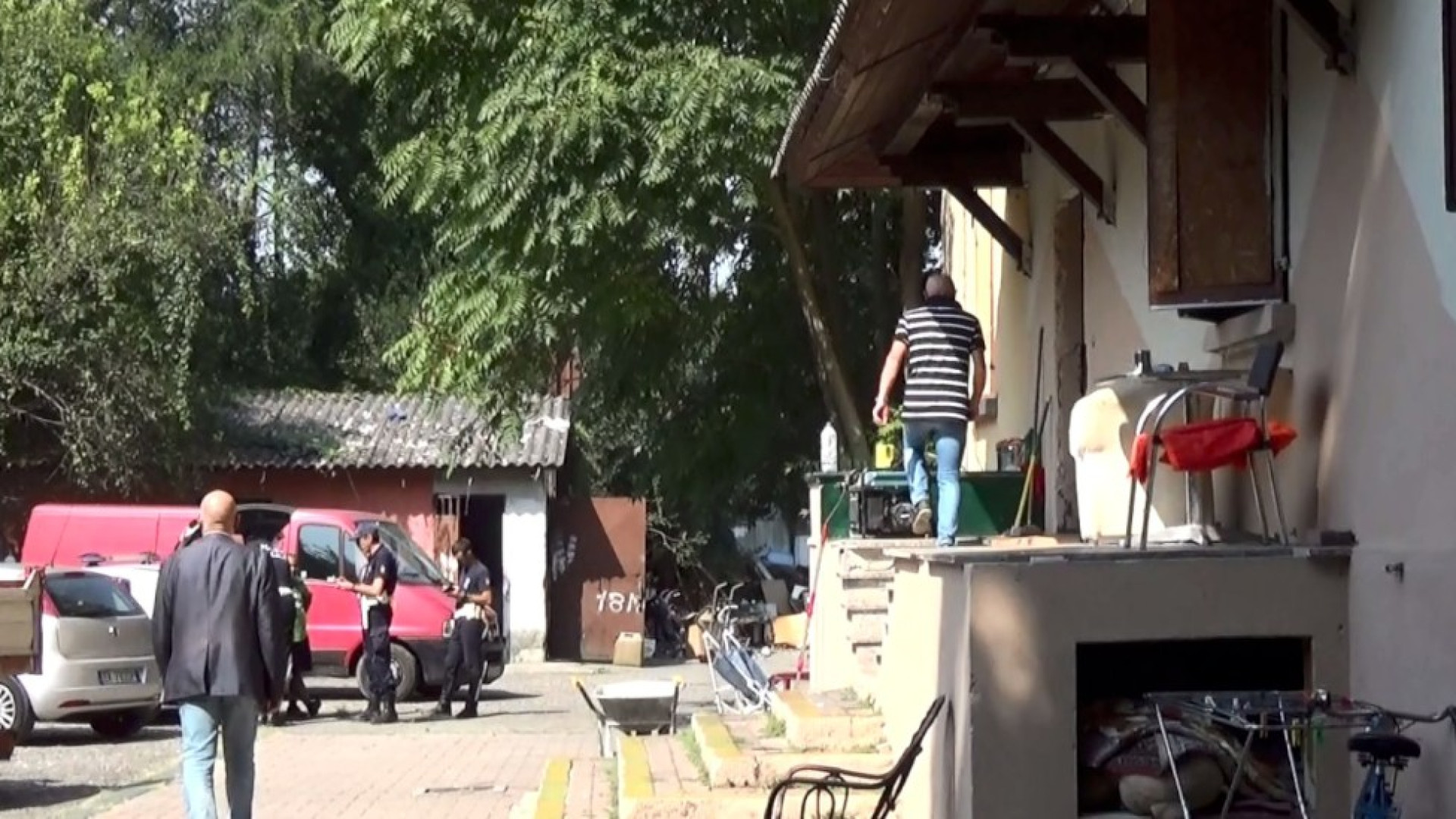 Condizioni igieniche disastrose, degrado, abusivi. Sgomberato l'ex-palazzo Enel di via Bixio. All'interno una famiglia: padre, madre e bimbo