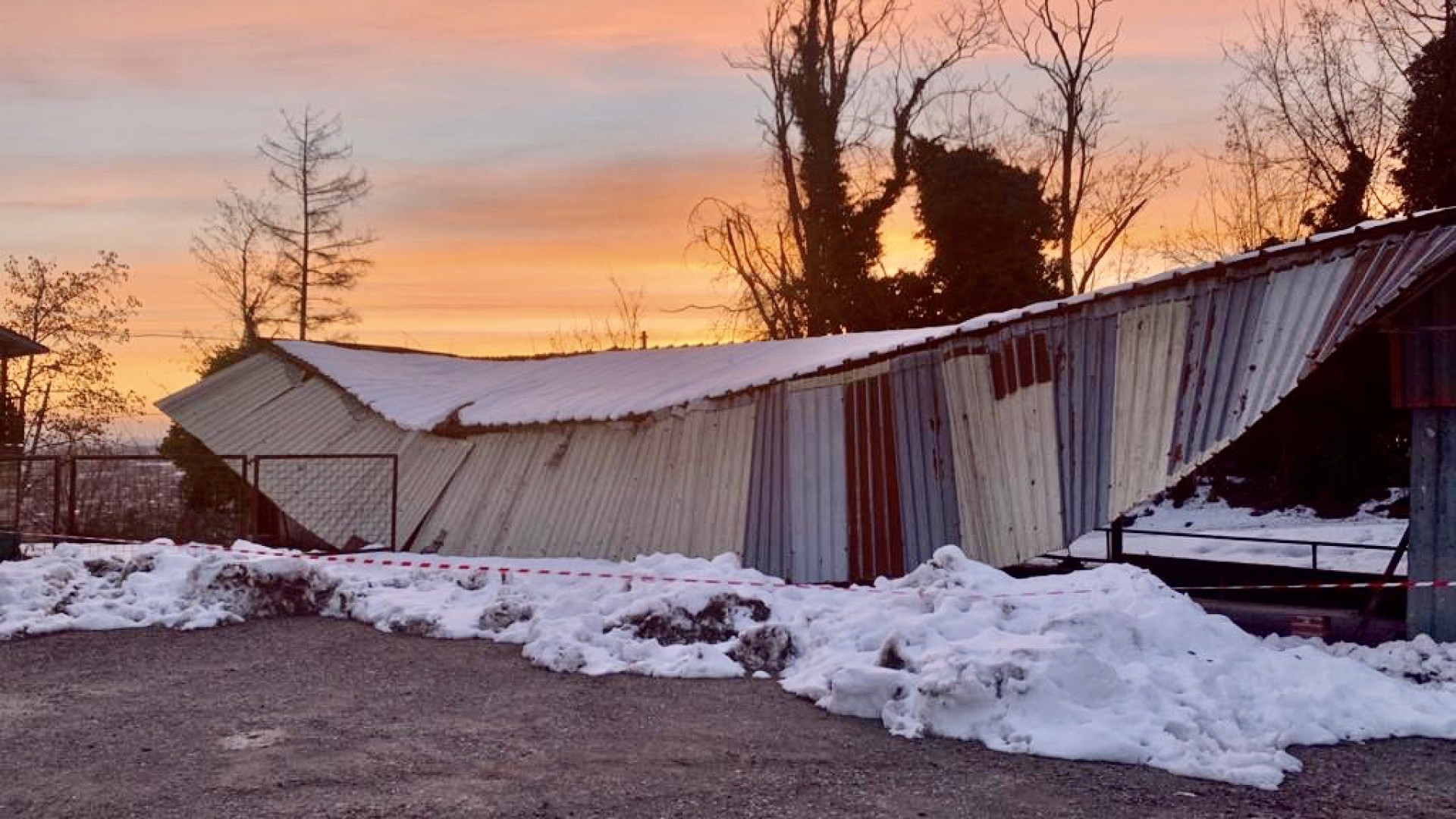 Danni da neve, schiantata la tettoia dei campi da bocce di Scrivellano