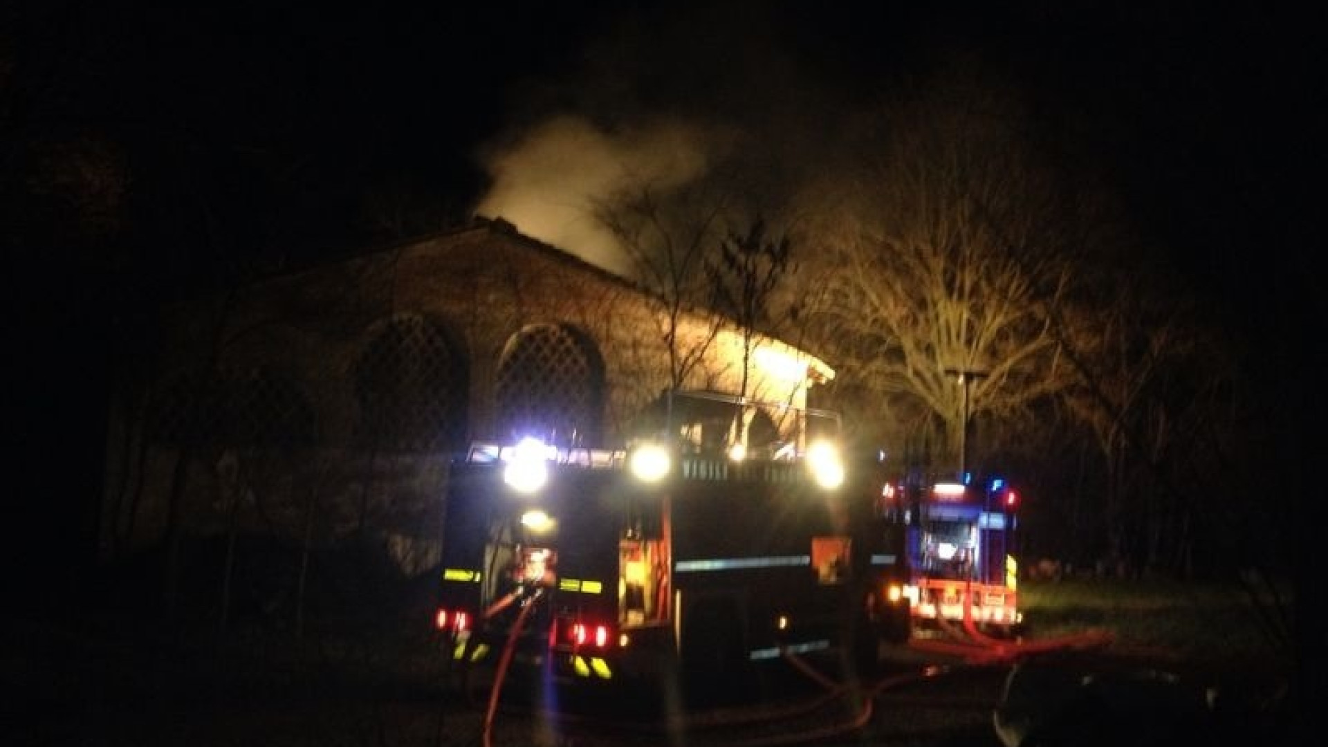 Baselicaduce: le fiamme inghiottono un'intera fattoria. Pompieri al lavoro