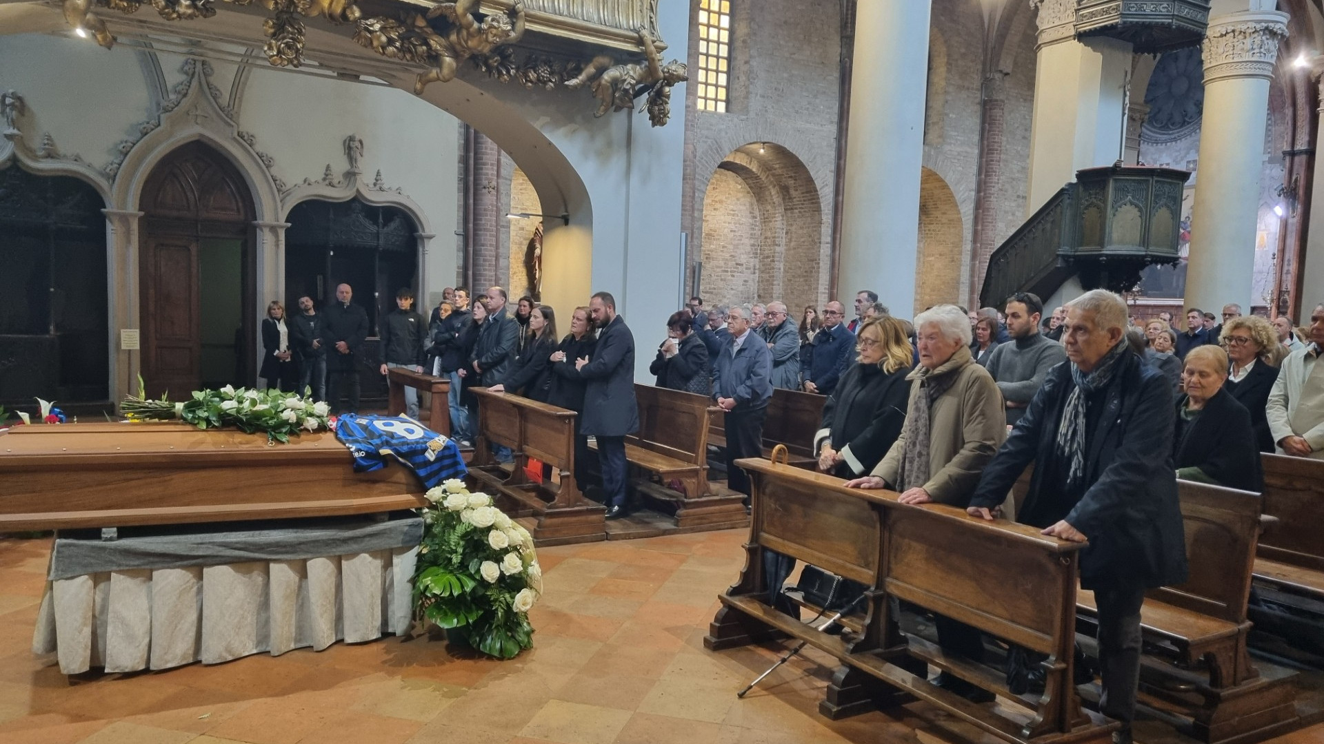 Una folla commossa e le maglie di Inter e Piace per l'ultimo saluto a Gigi Rocca