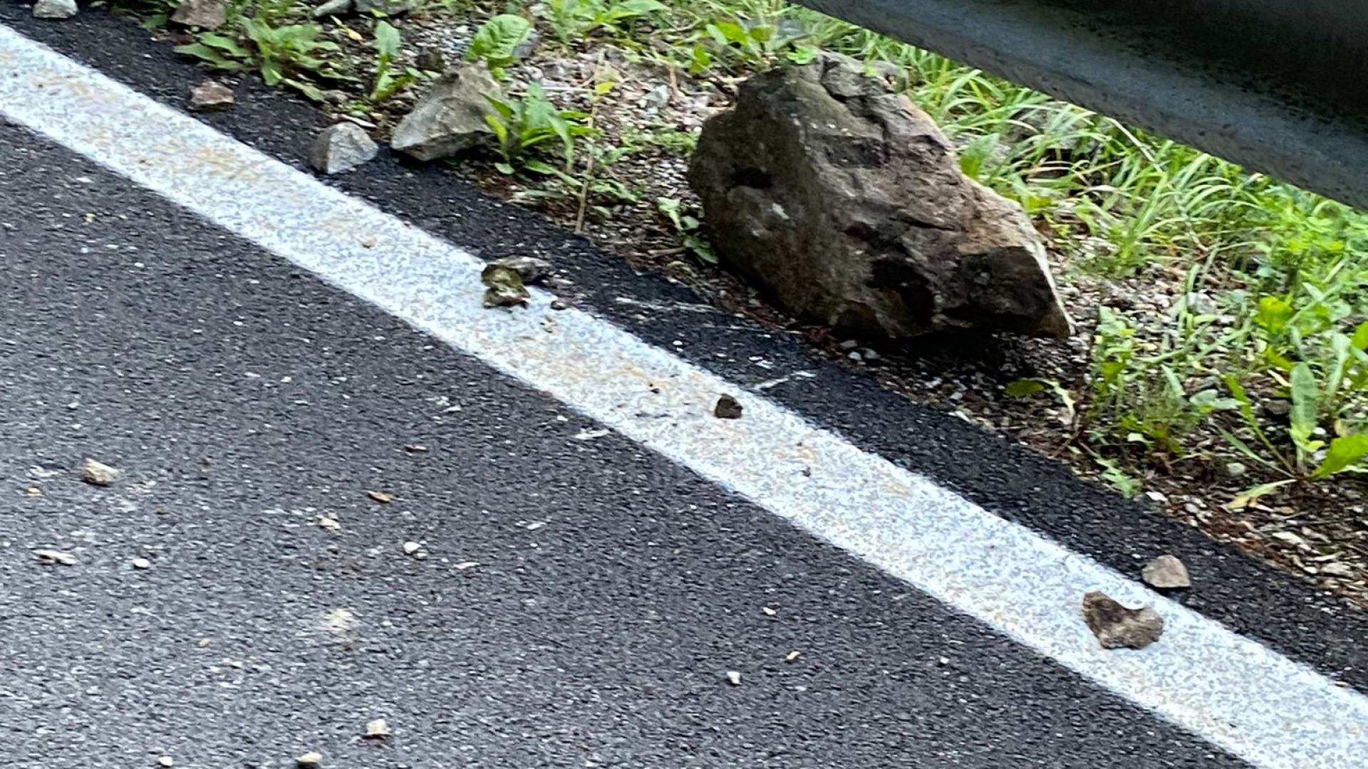 Massi si staccano dalla roccia a Ruffinati e travolgono un ciclista. Tragedia sfiorata