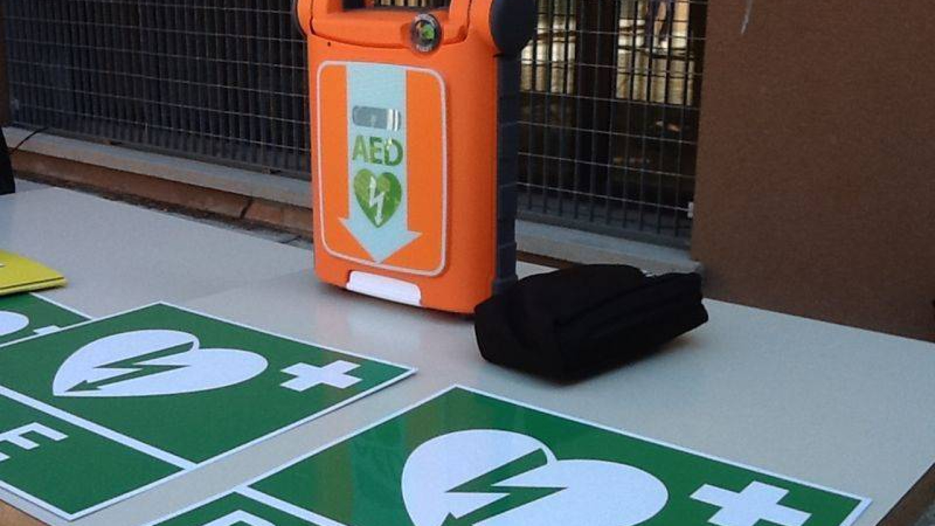 Cernusca di Travo: davanti alla chiesa arriva un nuovo defibrillatore