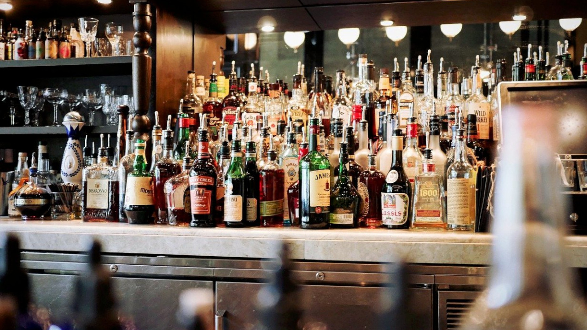 Entra in un bar e prende a schiaffi due avventori. Il giorno dopo si ripresenta
