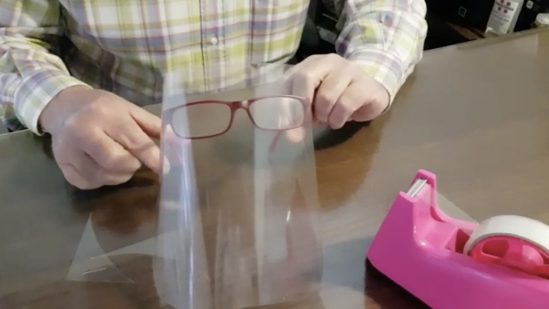 Il dentista in stile Art Attack: "Ecco la mia visiera protettiva fai da te"