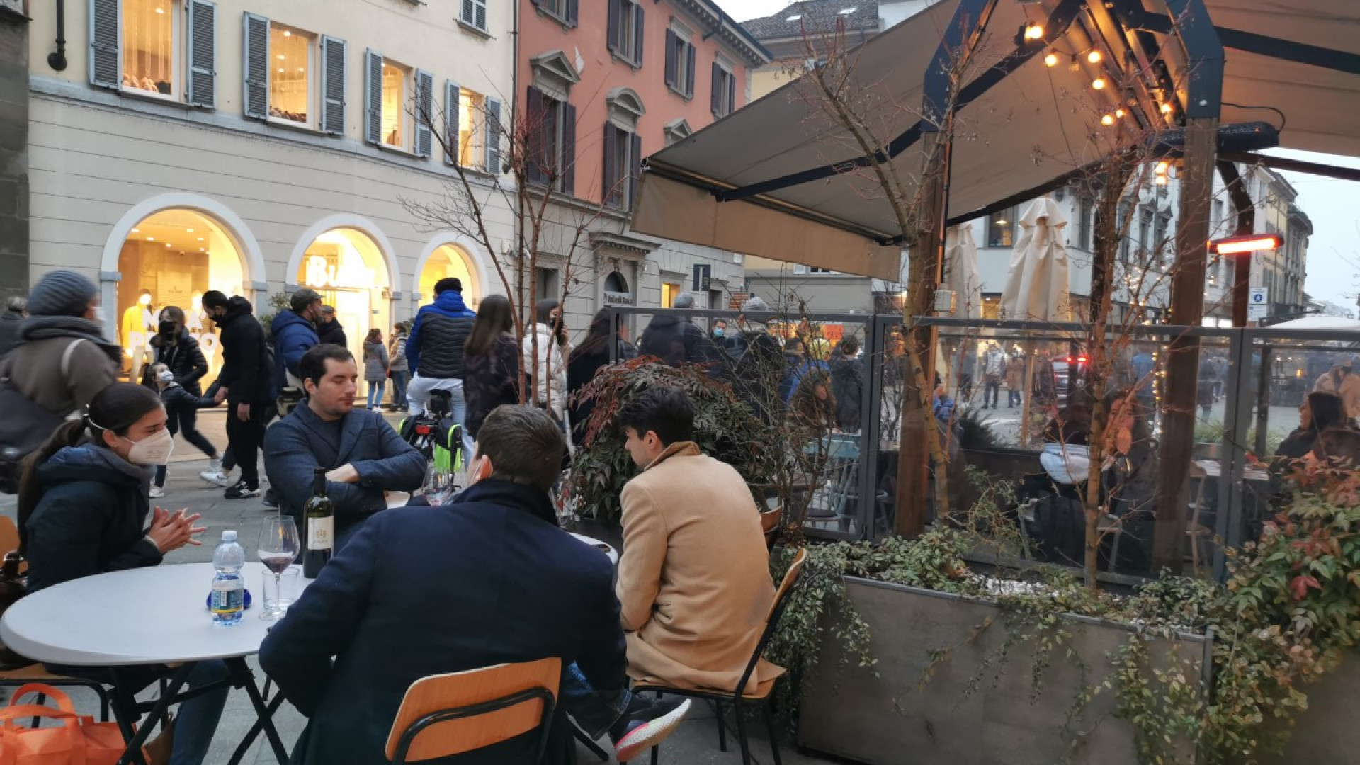 Primo sabato in zona gialla, bar presi d'assalto. Clienti: "Avevamo tutti bisogno di normalità"
