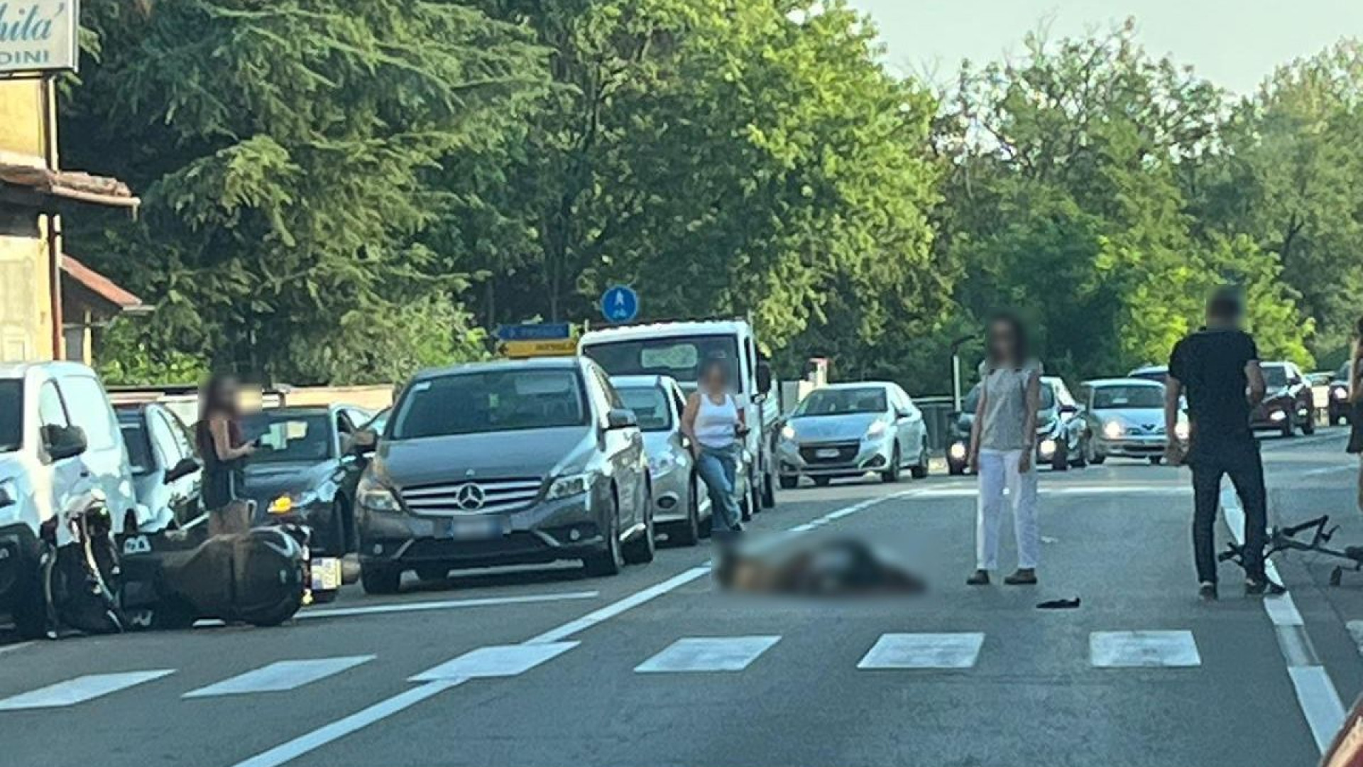 Incidente a La Verza tra moto e bicicletta: ciclista cade a terra e rimane ferito