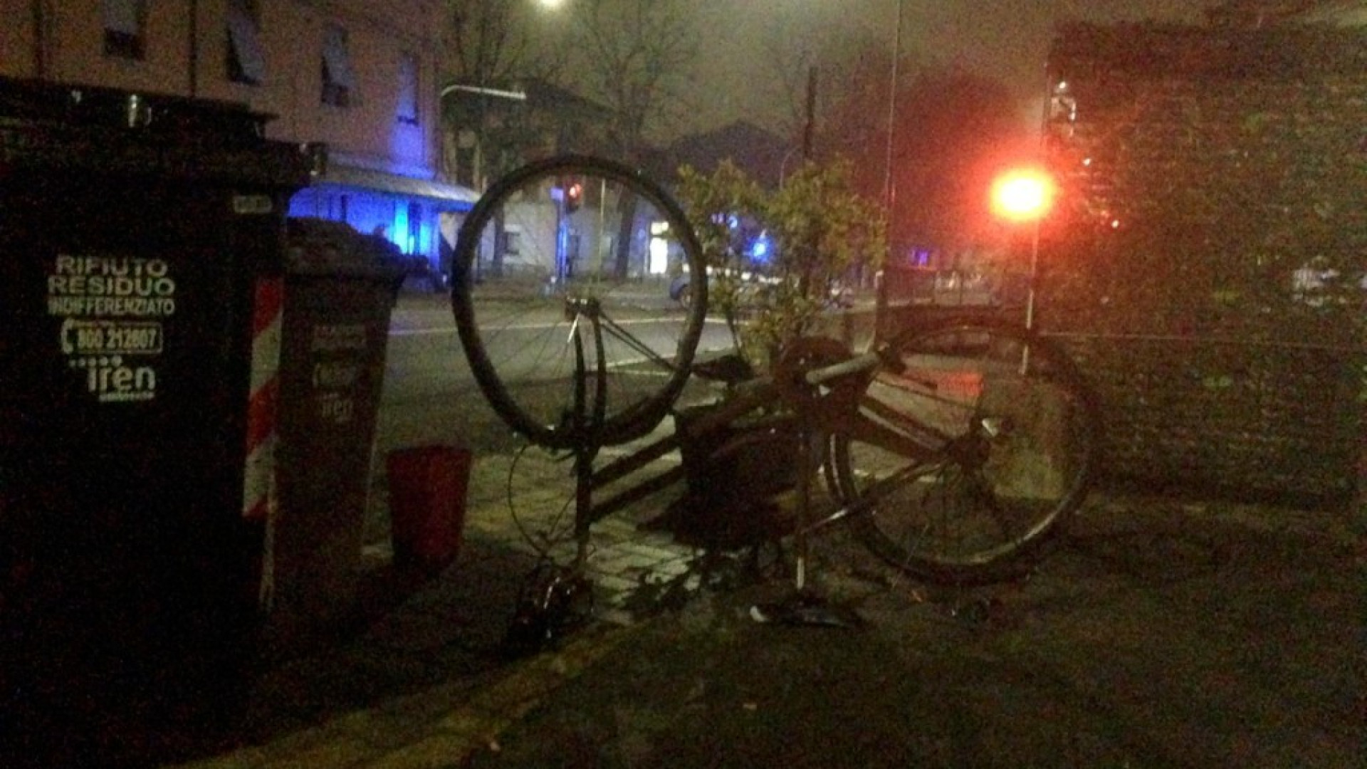 Ciclista travolto da un'auto pirata nella notte in via Farnesiana