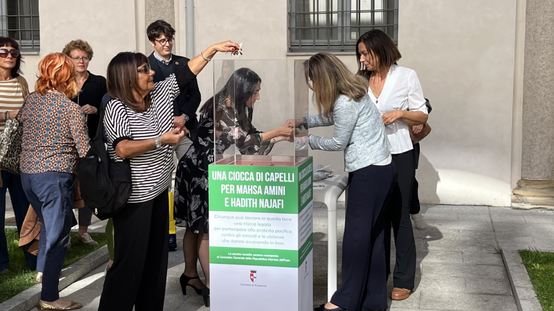 “Una ciocca per Mahsa Amini e Hadith Najafi”: Piacenza vicina al popolo iraniano