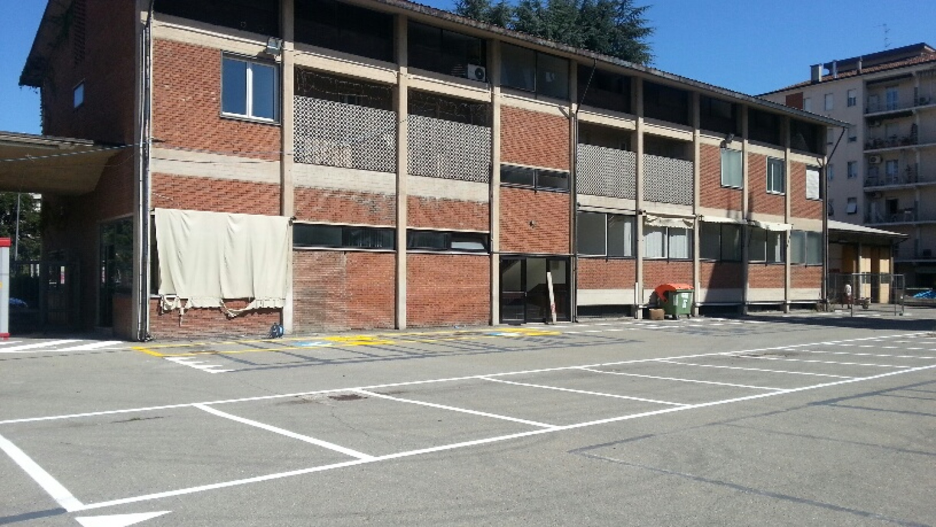 Scavalca il cancello e sale in cima all'ex caserma di viale Dante: interviene la polizia