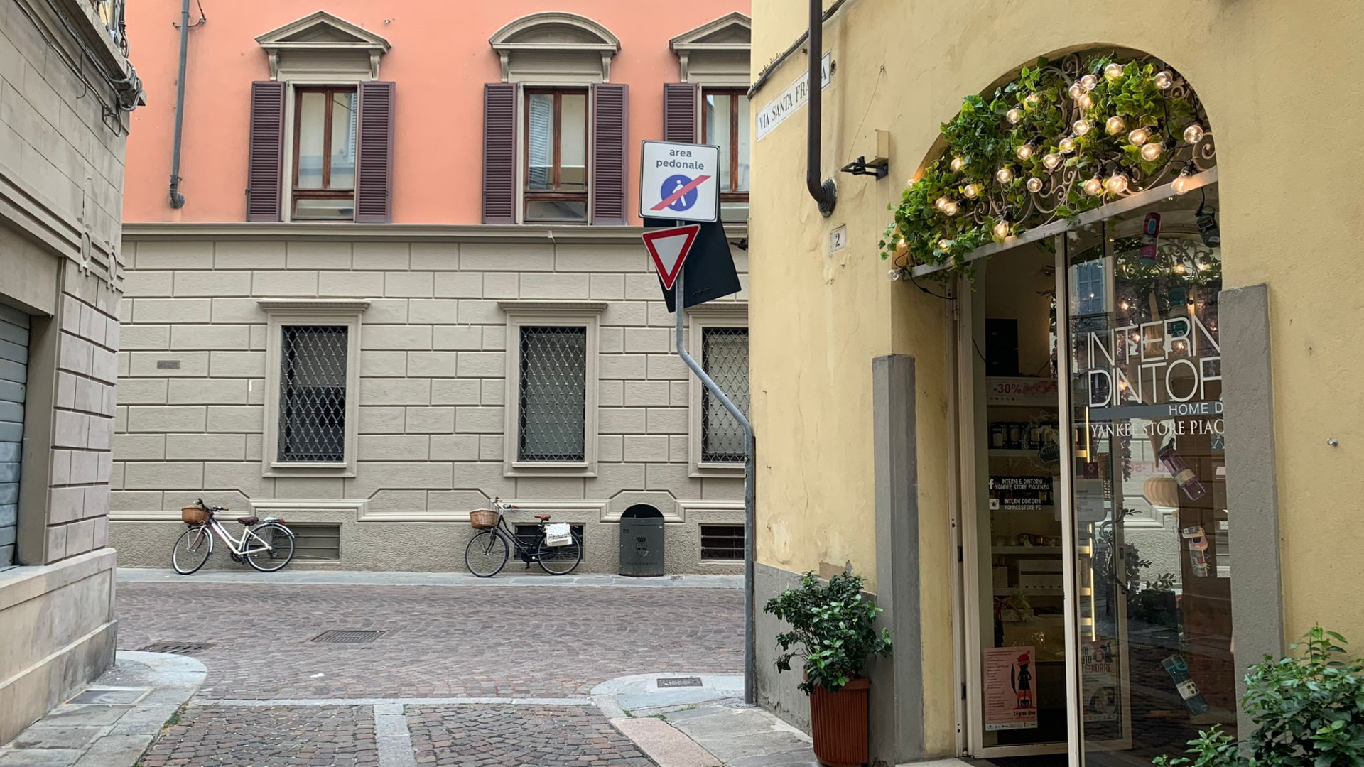 Rapina in un negozio del centro: titolare minacciata con un punteruolo