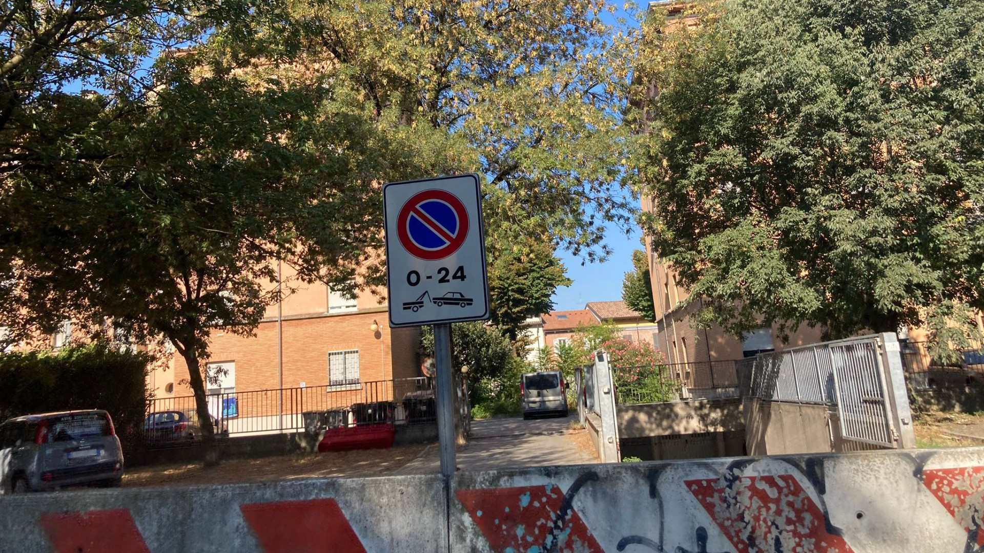 Alloggi Acer in via XXI Aprile, la segnalazione: “Officina abusiva a spese di tutti”