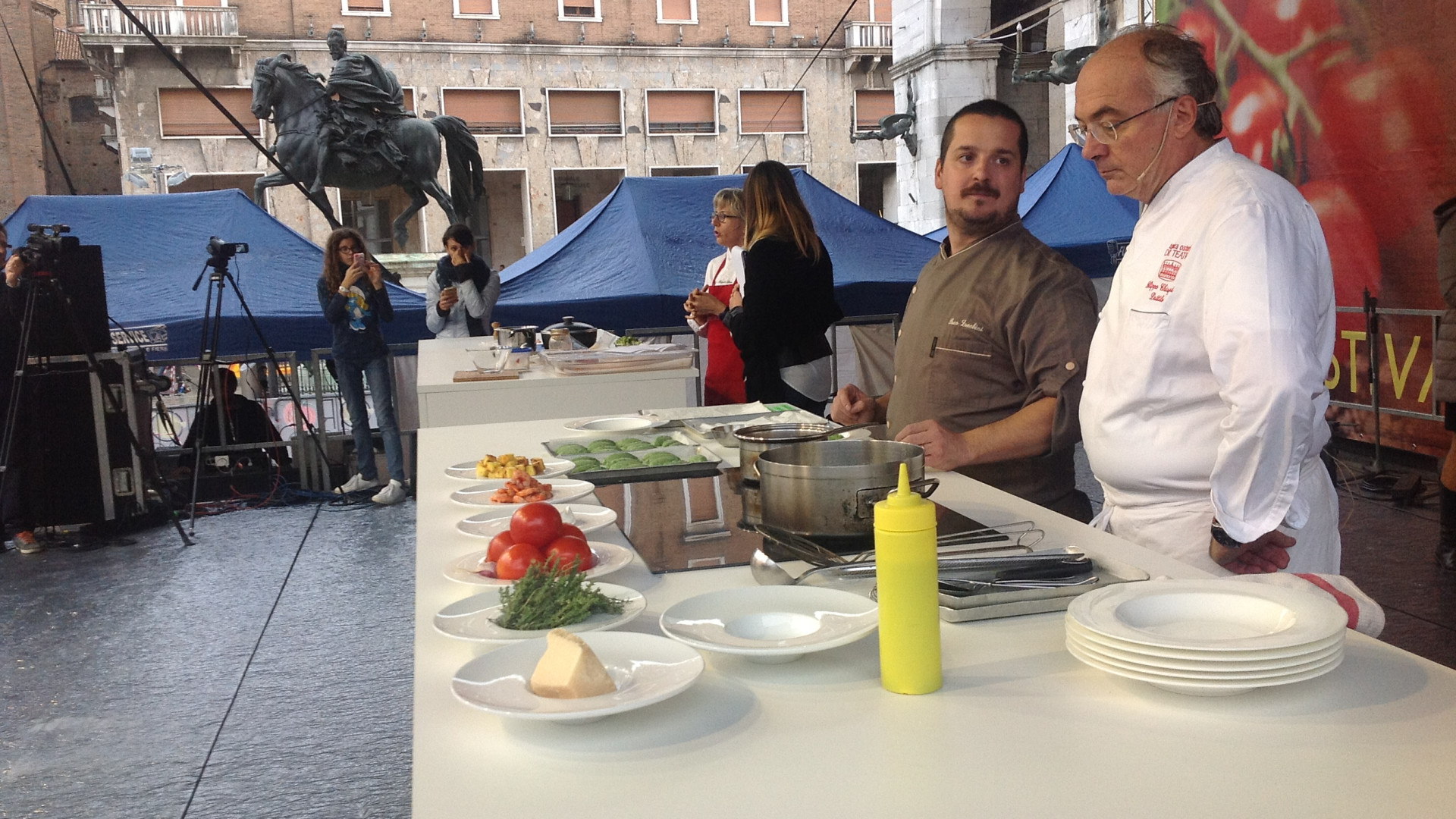 Gnocchetti e anolini per esaltare il pomodoro: chef ai fornelli in piazza